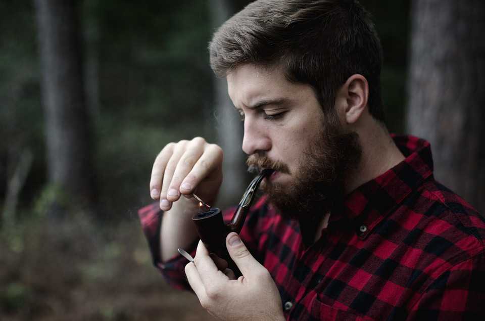 Beard Man Wallpaper - Pipe Smoking - HD Wallpaper 