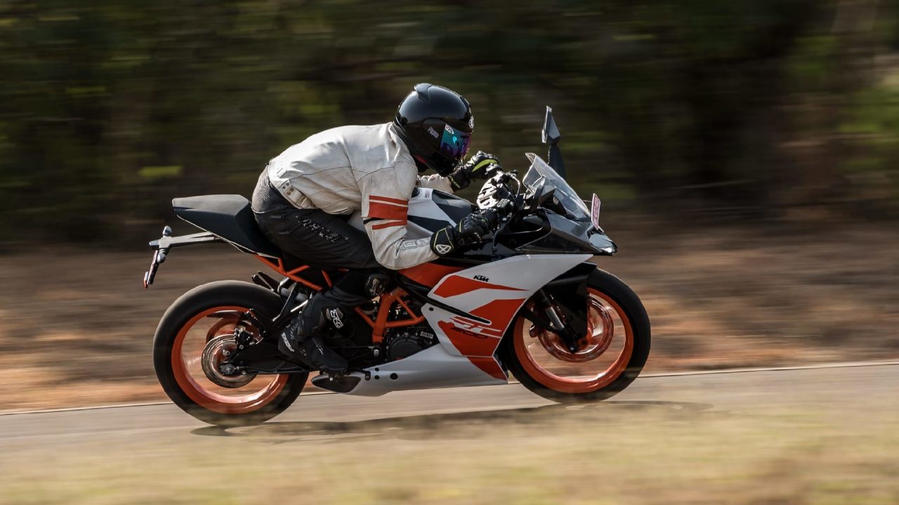 Ktm Rc 200 Action Image - Apache Rr 310 Vs Ktm Rc 200 - HD Wallpaper 