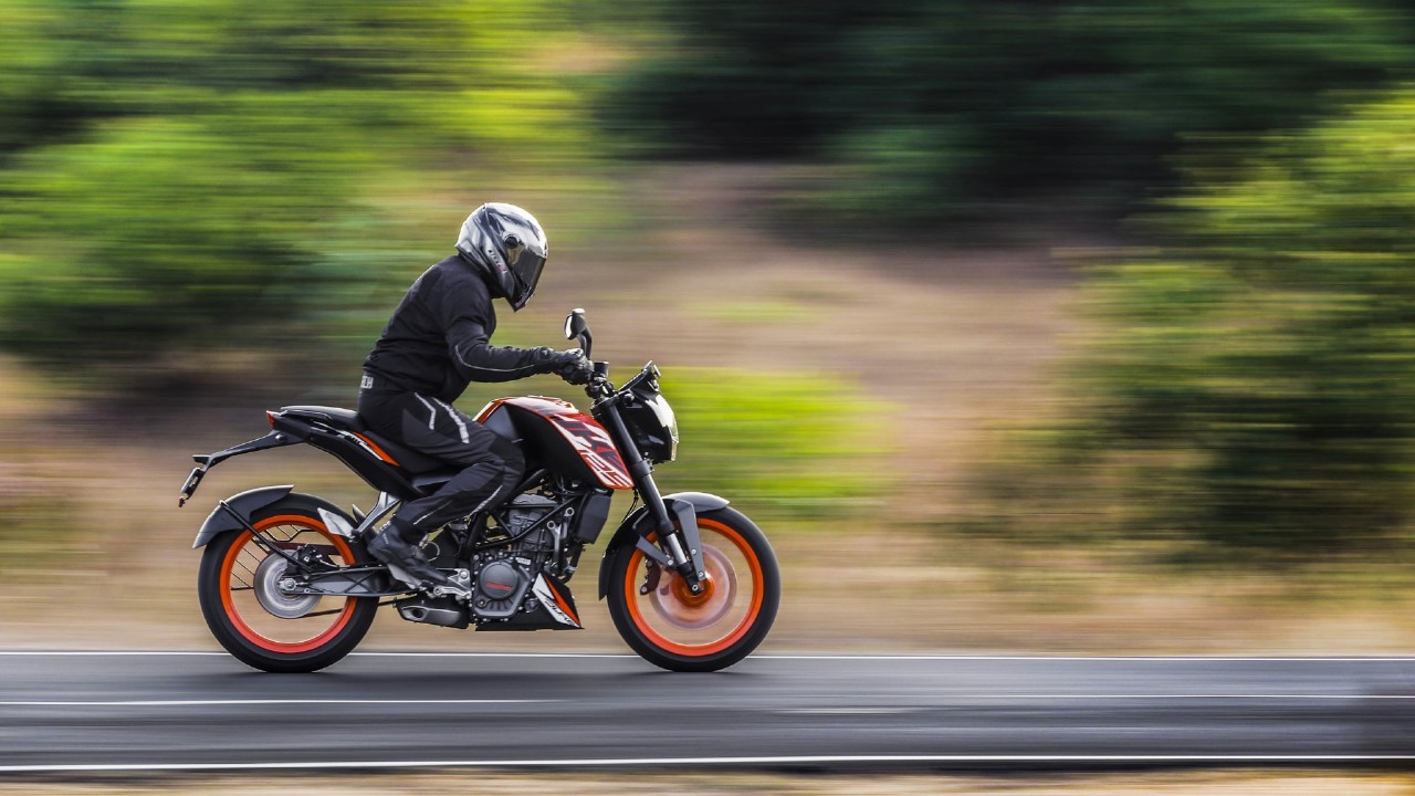 Ktm 125 Duke Action Image - Motorcycle - HD Wallpaper 