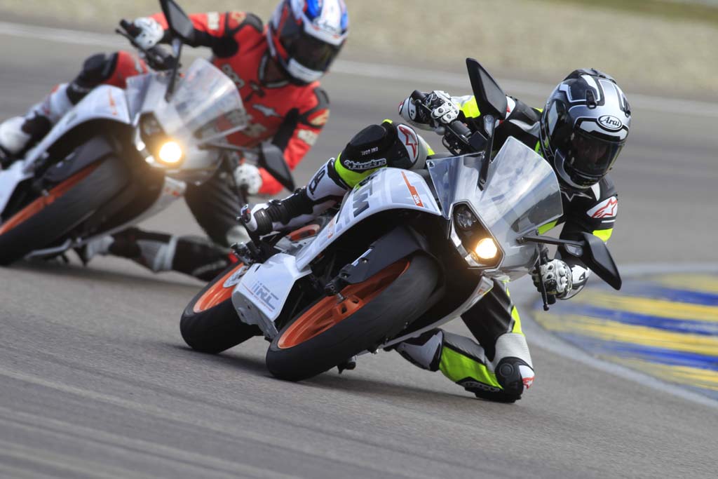 Do Not Think That Dicing With Your Buddies On A 40-horse - Ktm Rc 390 On Track - HD Wallpaper 