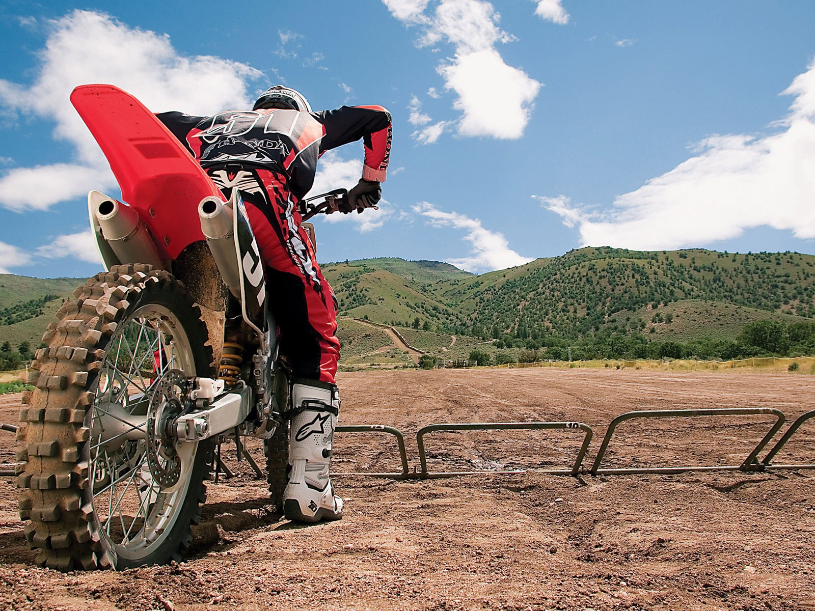 Motocross Honda Bike Extreme Preparing To Start The - Start Gate Dirt Bike - HD Wallpaper 