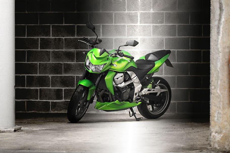 Parked Green Motorcycle, Garage, Kawasaki, Z750, Mode - Top 10 Bike Companies In World - HD Wallpaper 