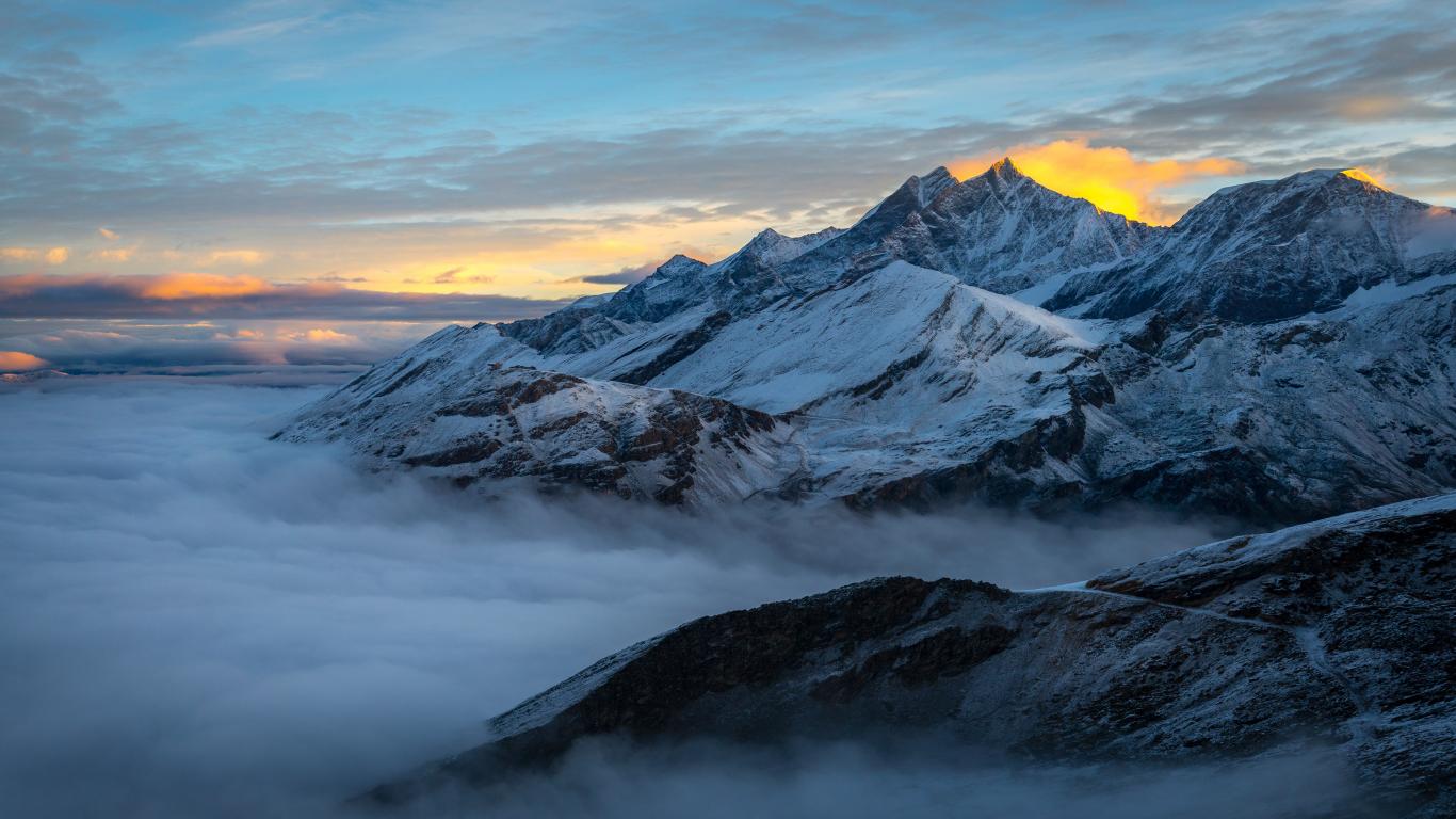 Beautiful Foggy Alps Nature Mountain Wallpaper - Alpen Wallpaper 4k - HD Wallpaper 