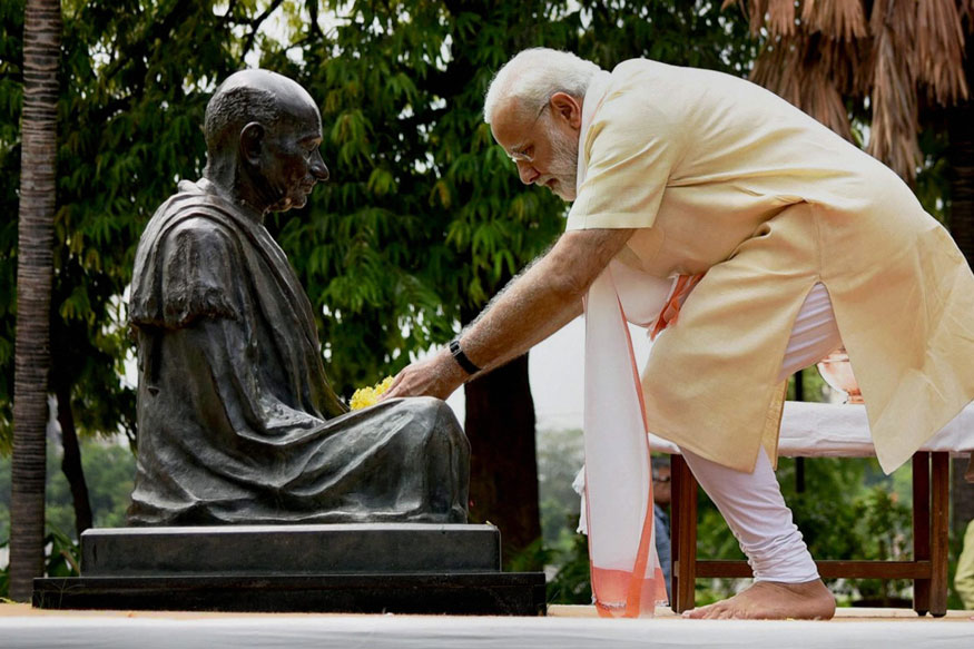 On Mahatma Gandhi S 150th Birth Anniversary Today, - Narendra Modi Mahatma Gandhi - HD Wallpaper 