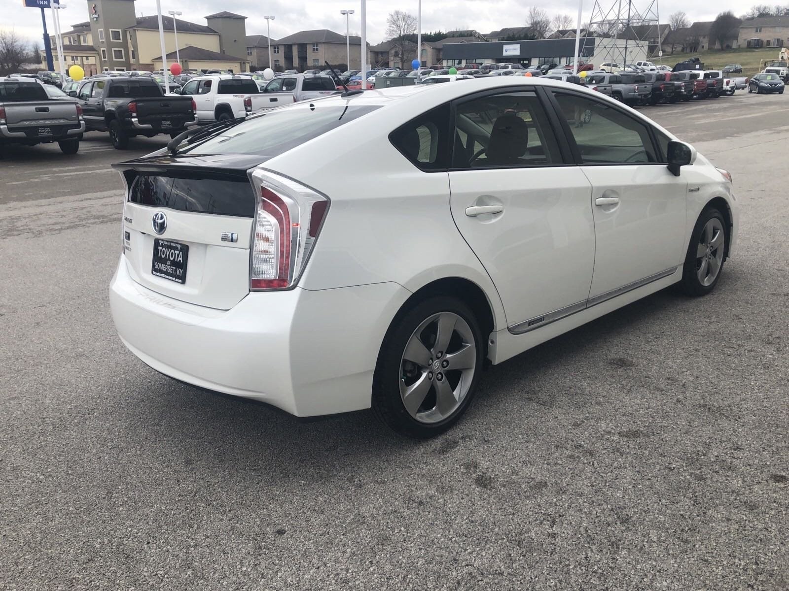 Toyota Prius - HD Wallpaper 