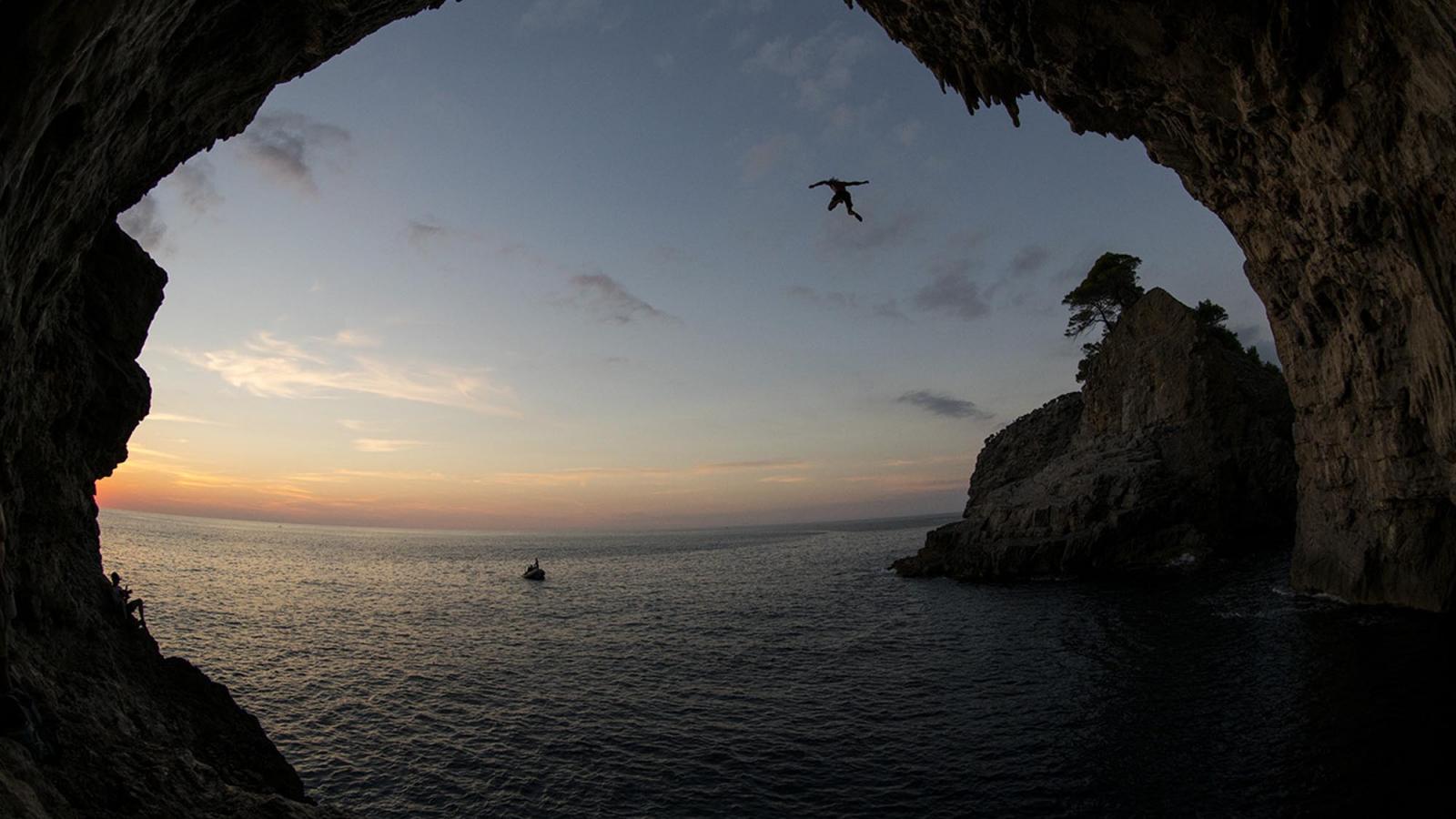Above The Sea - Chris Sharma Mallorca Arch - HD Wallpaper 