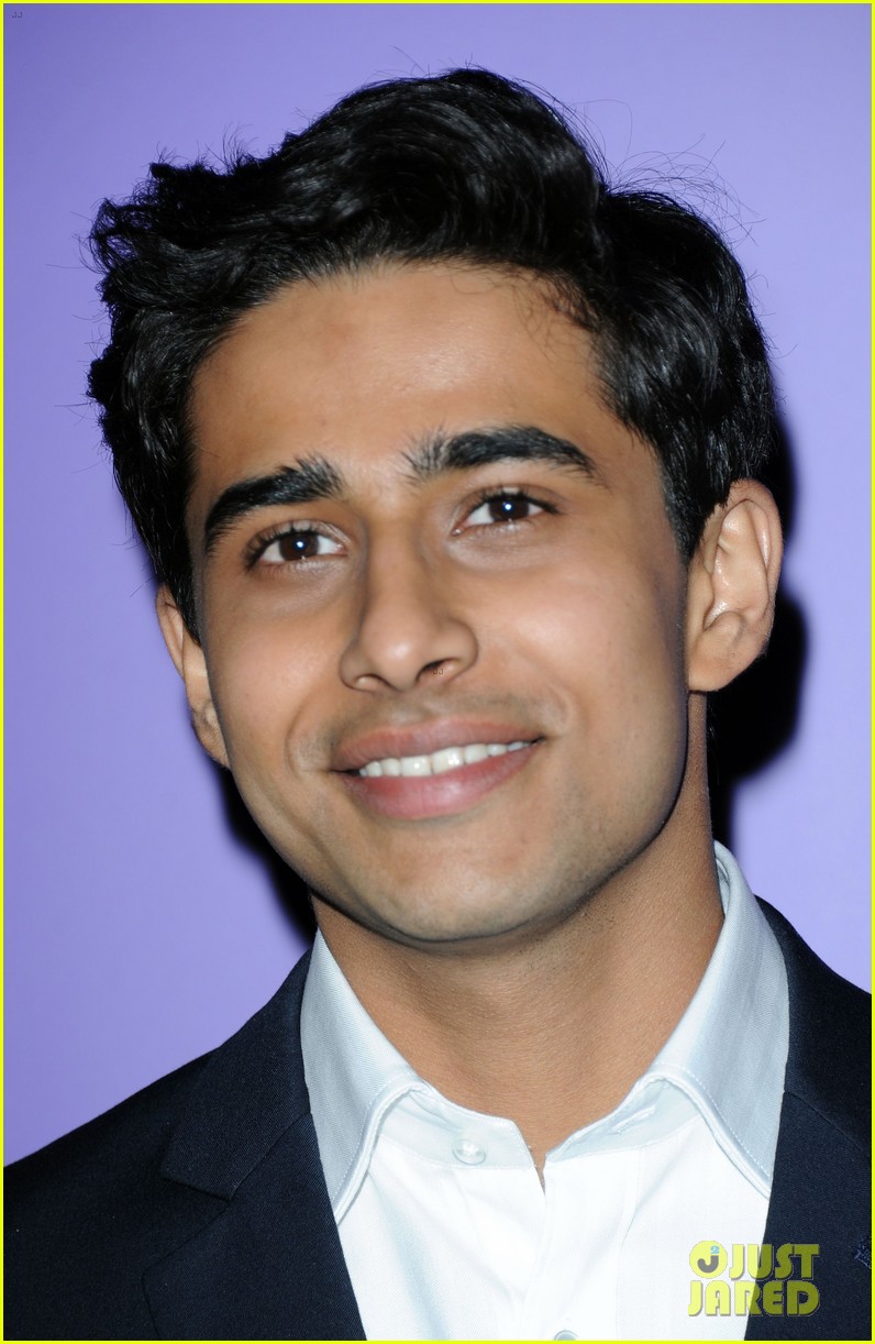 Jeremy Irvine Baftas Red Carpet - Vita Di Pi Attore - HD Wallpaper 