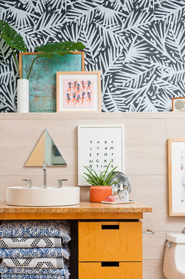 Guest Bathroom Makeover With Cool Artwork And Wallpaper - HD Wallpaper 