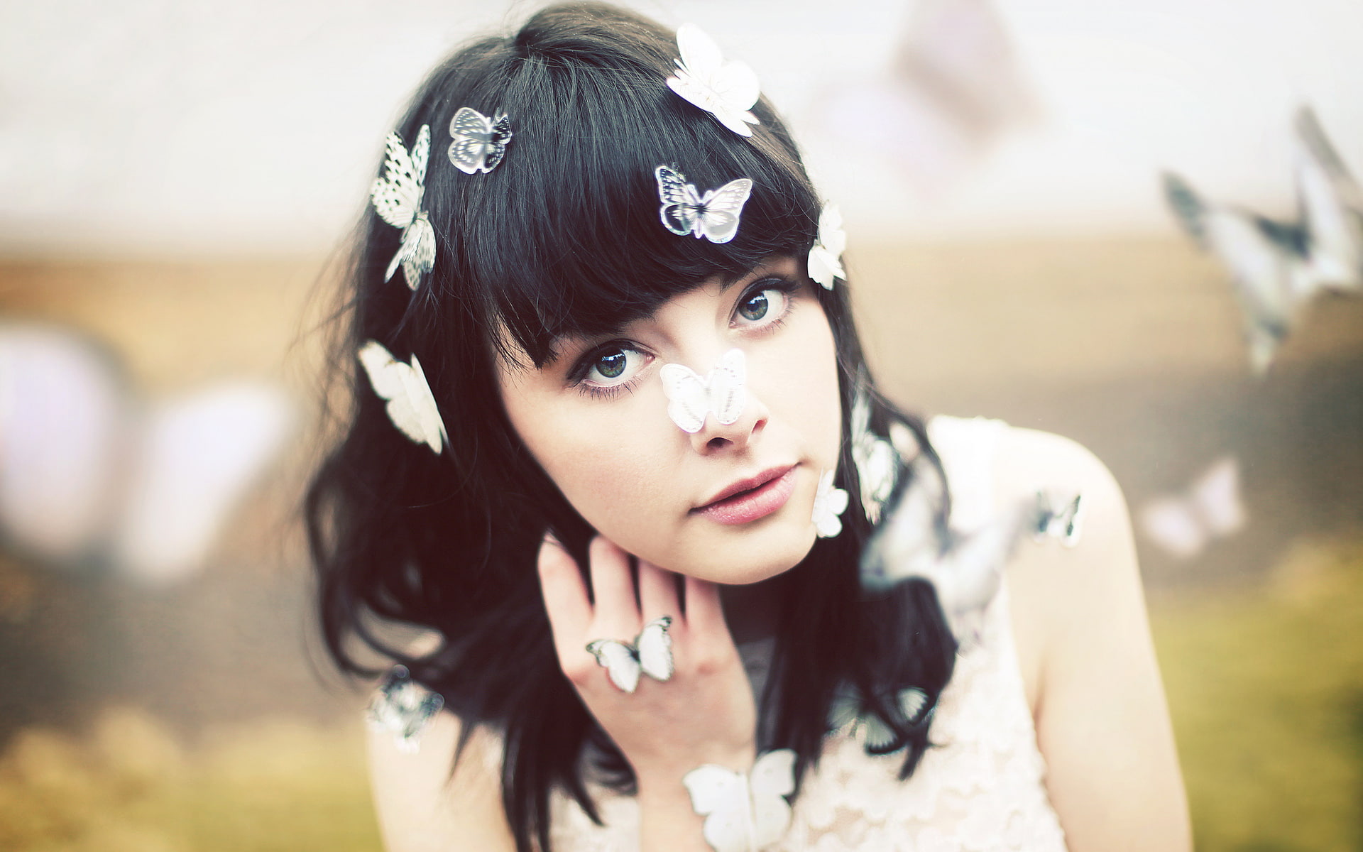 دختری با پروانه - HD Wallpaper 