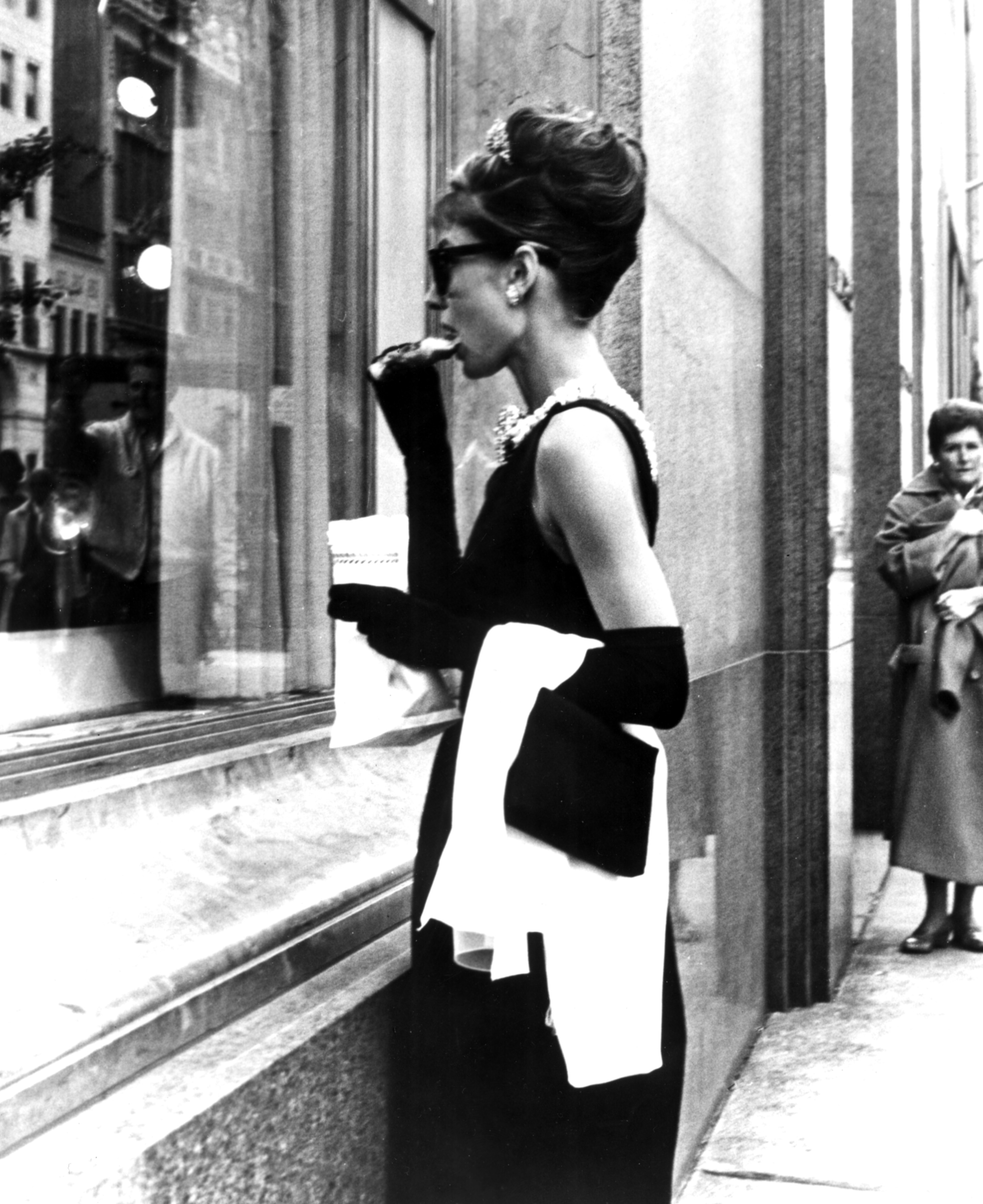 Breakfast At Tiffany S, Audrey Hepburn, - Iphone Breakfast At Tiffany's - HD Wallpaper 