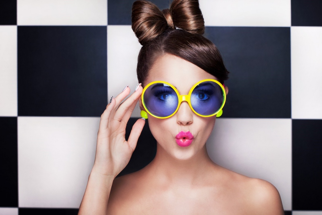 Wallpaper Hd Pink Lips Girl In Yellow Glasses Beautiful - Model Girl With Sunglasses - HD Wallpaper 