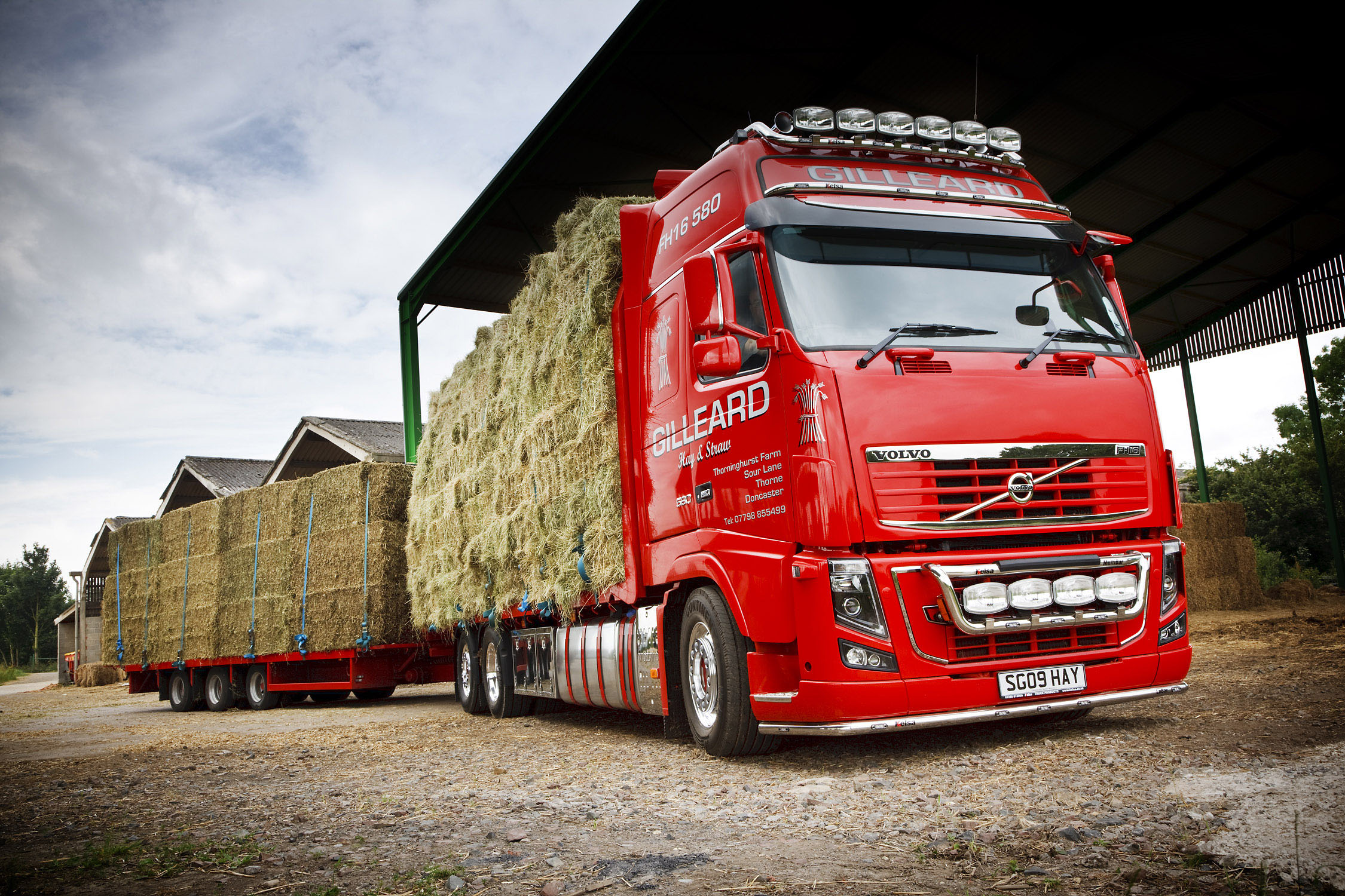 Volvo Trucks With Full Of Cargo - Volvo Truck Wallpaper Red - HD Wallpaper 