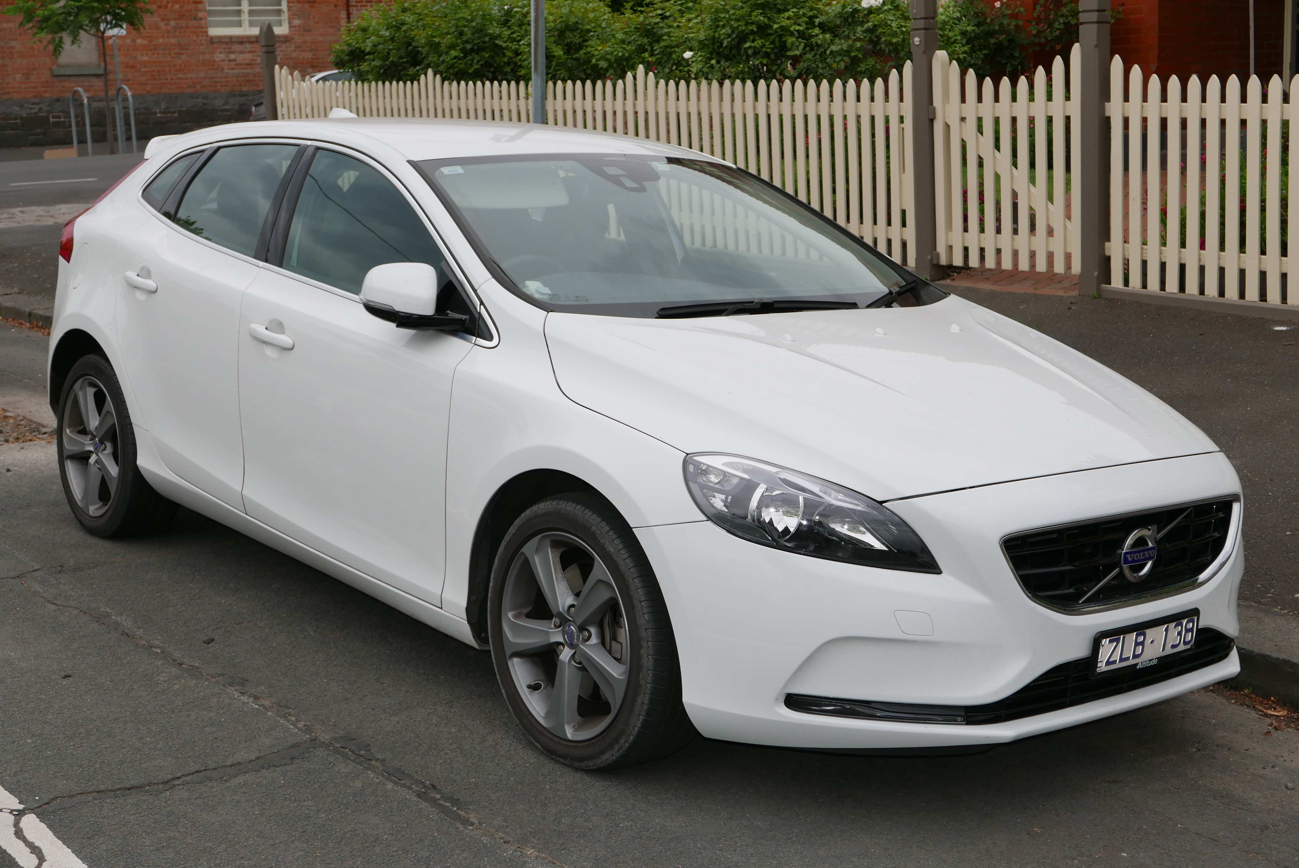 57 Best Volvo V40 2019 Interior Wallpaper - Lincoln Corsair White With Black Roof - HD Wallpaper 