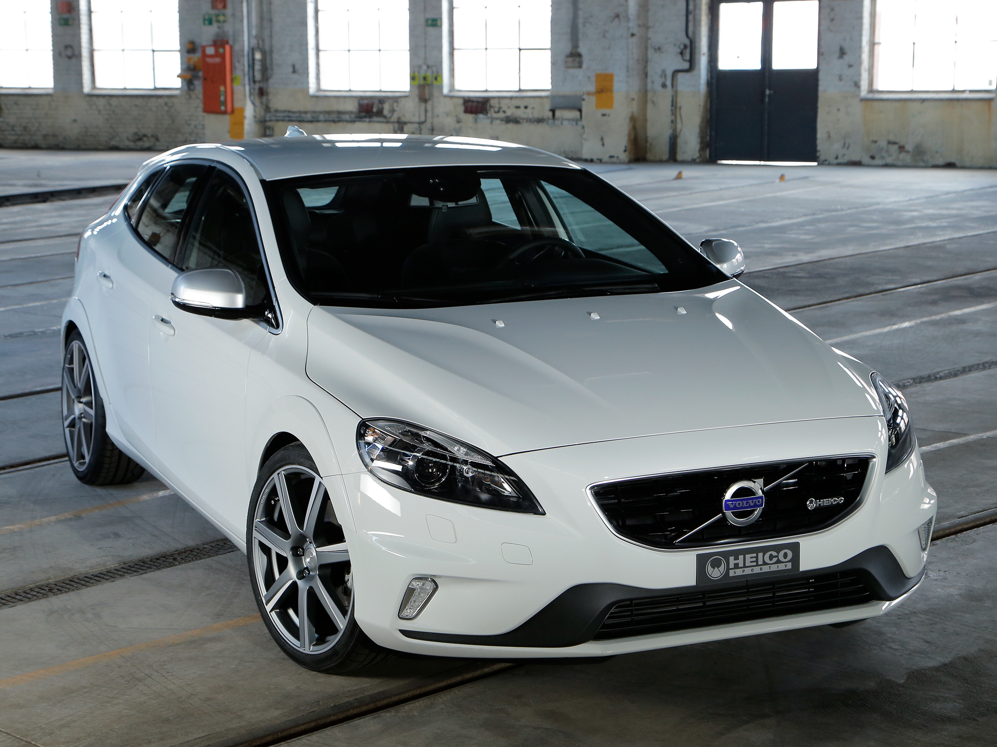 Volvo V40 - HD Wallpaper 