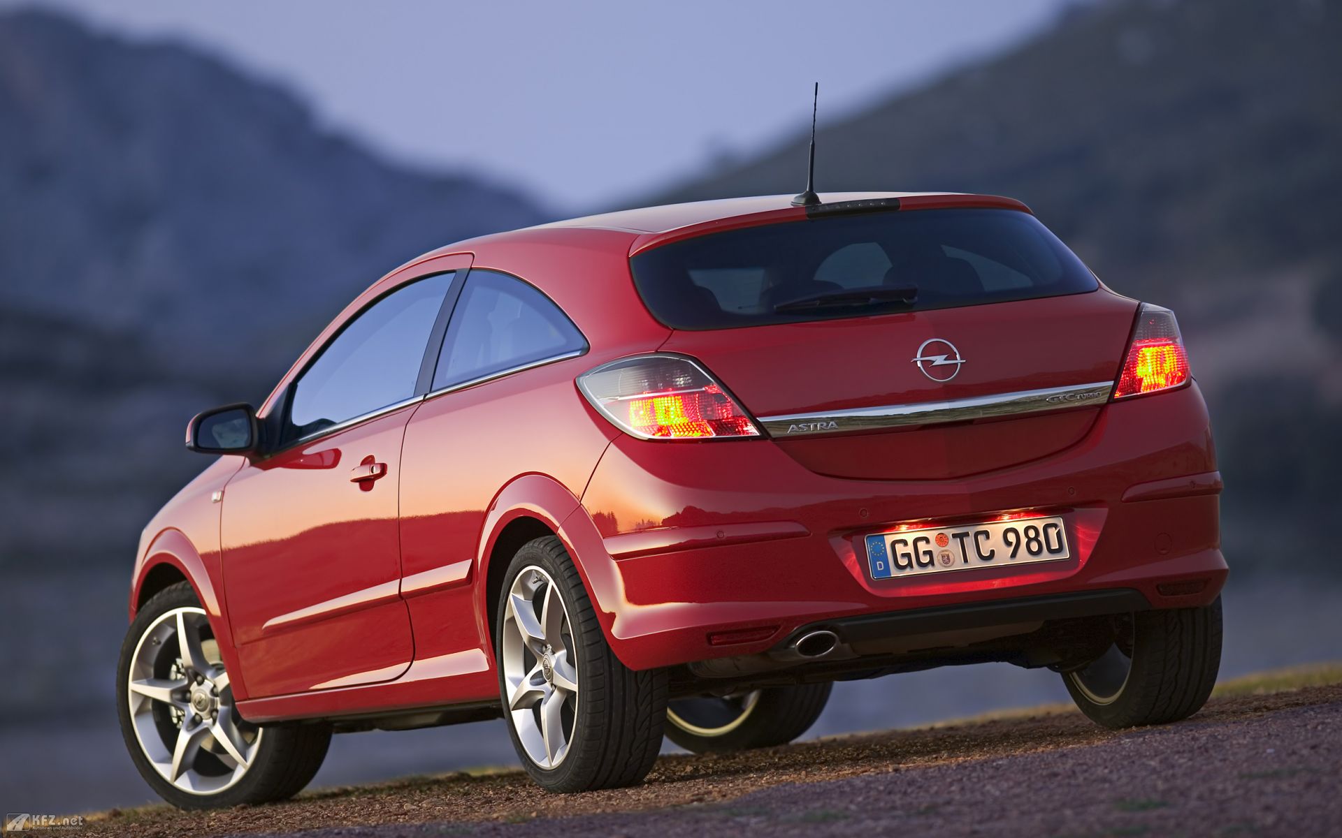 Opel Astra 3 Door - HD Wallpaper 