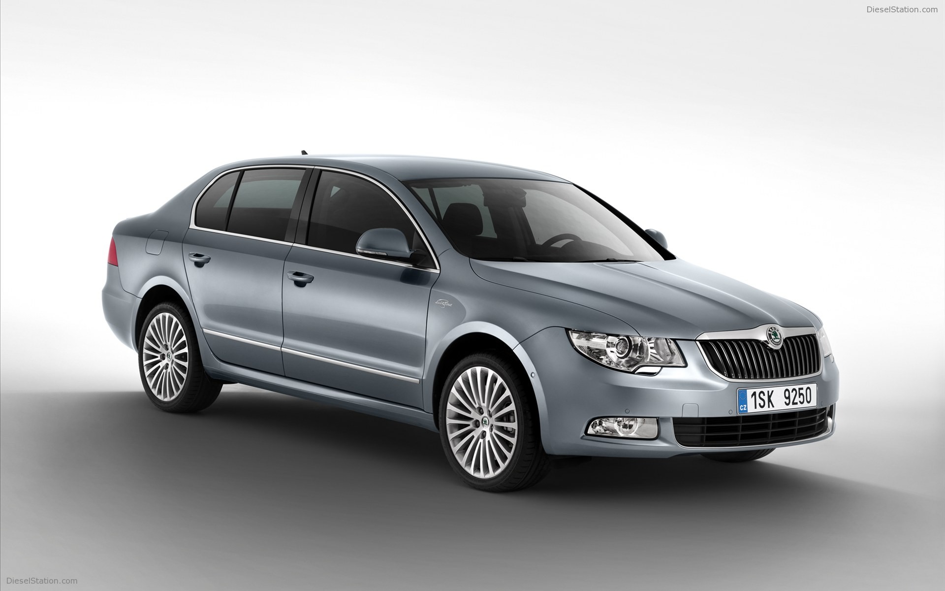 Skoda Superb Combi - Škoda Superb - HD Wallpaper 