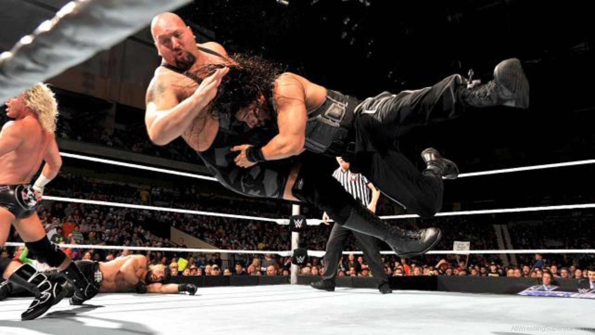 Big Show During The Fight Photo - Roman Reigns Hd Wallpaper Spear - HD Wallpaper 