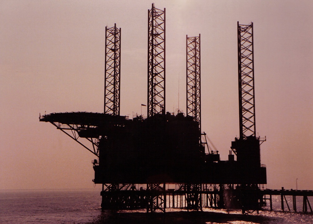 A Gas Drilling Rig I Think - Construction - HD Wallpaper 