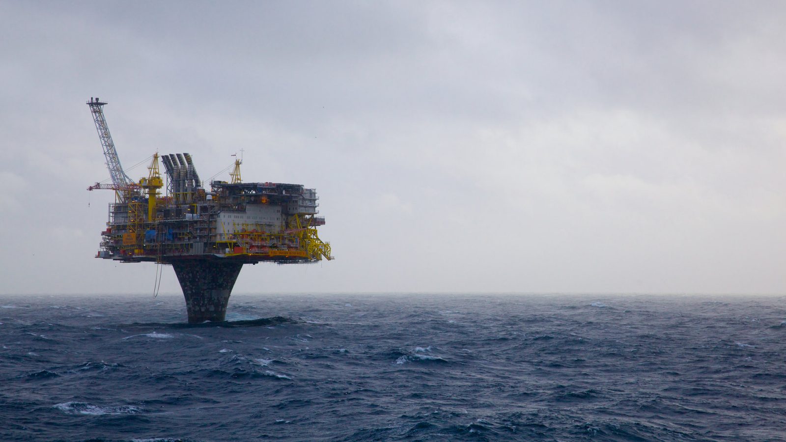 Draugen Oil Platform In The North Sea - Oil Plant In Sea - HD Wallpaper 