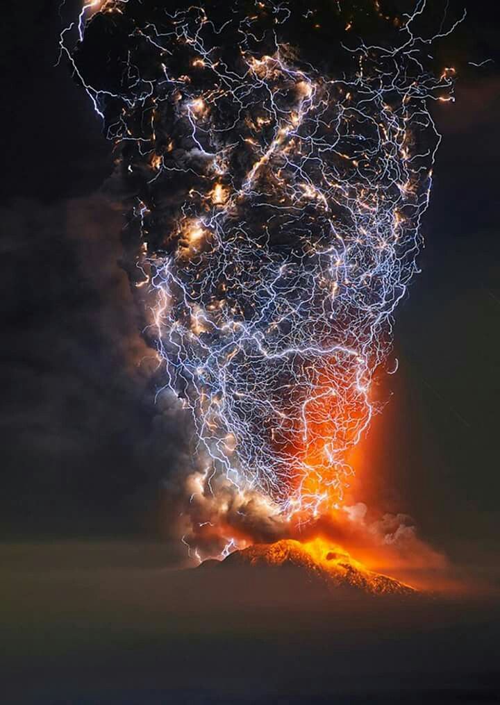 Long Exposure Of Lightning Over A Volcano - HD Wallpaper 