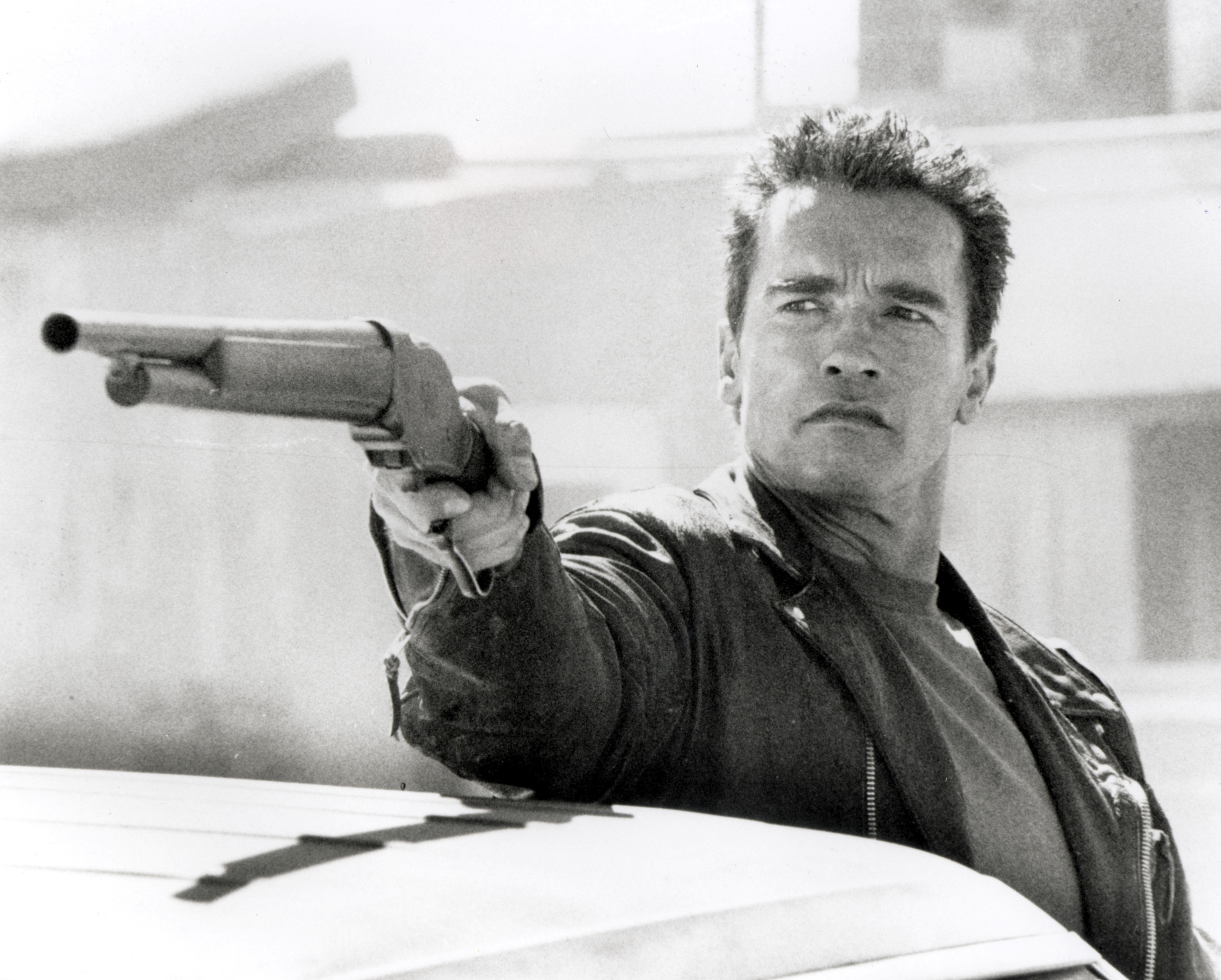 Arnold Schwarzenegger Terminator Gun - HD Wallpaper