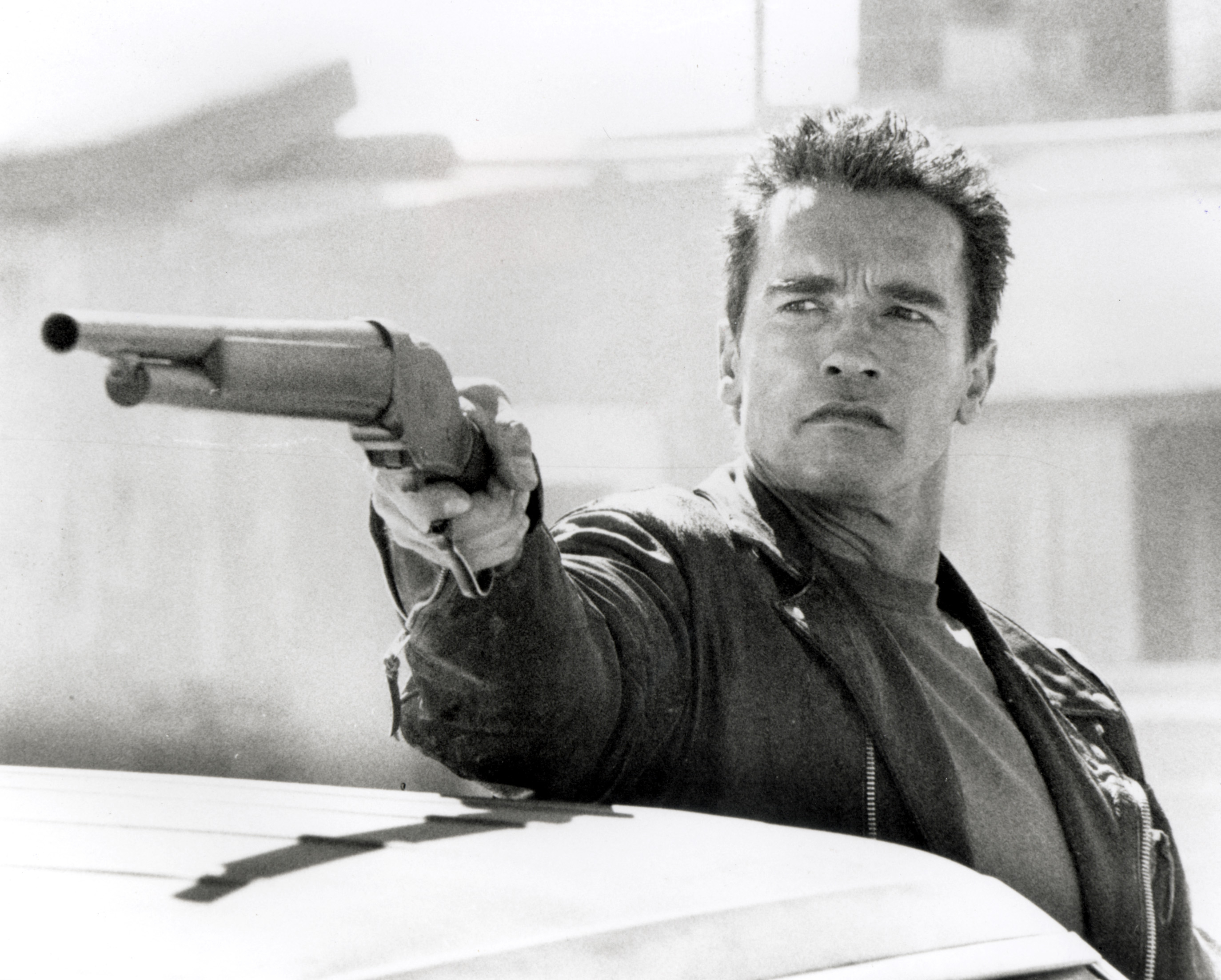 Arnold Schwarzenegger Terminator Gun - HD Wallpaper 
