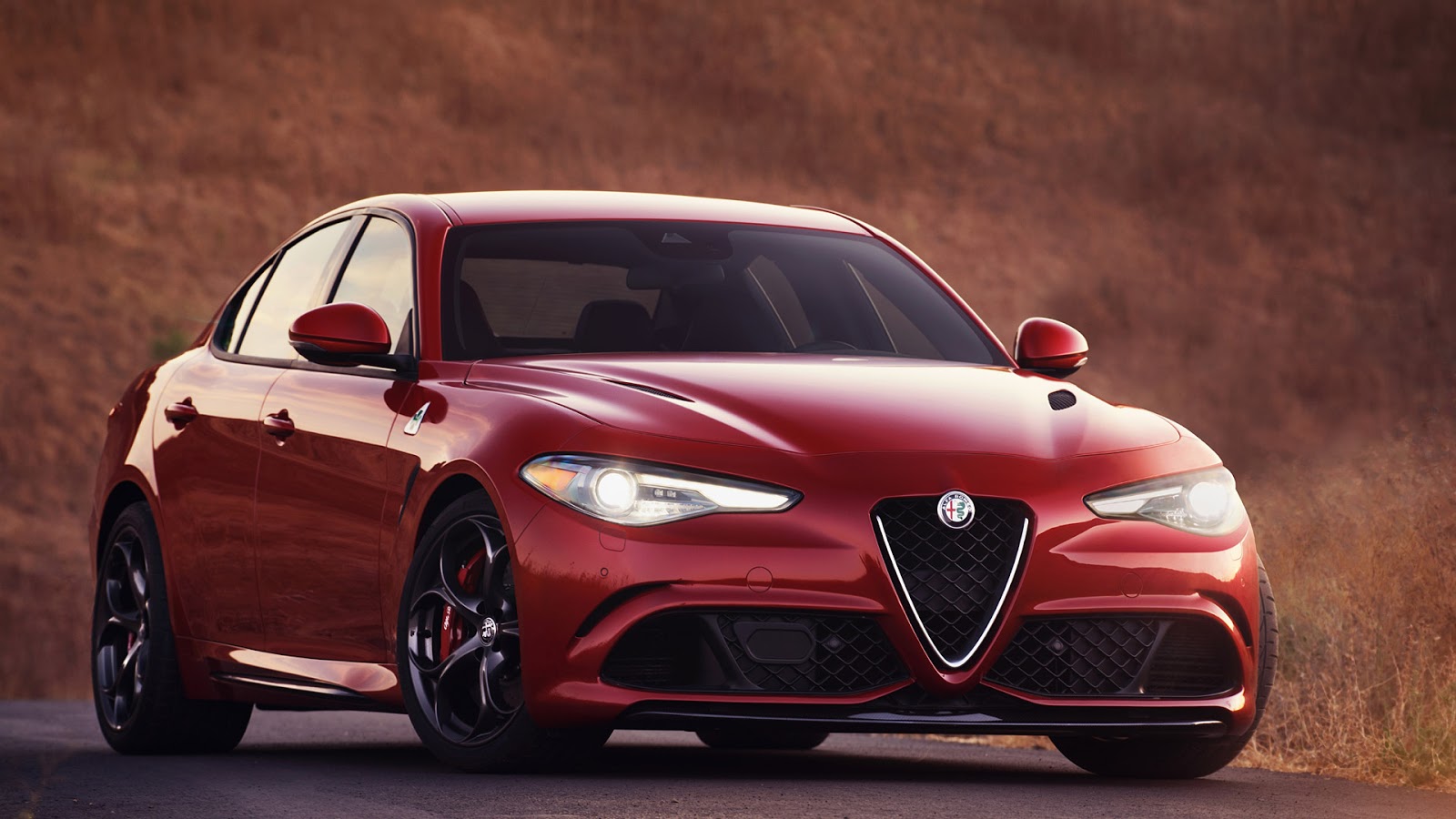 Alfa Romeo Giulia - HD Wallpaper 