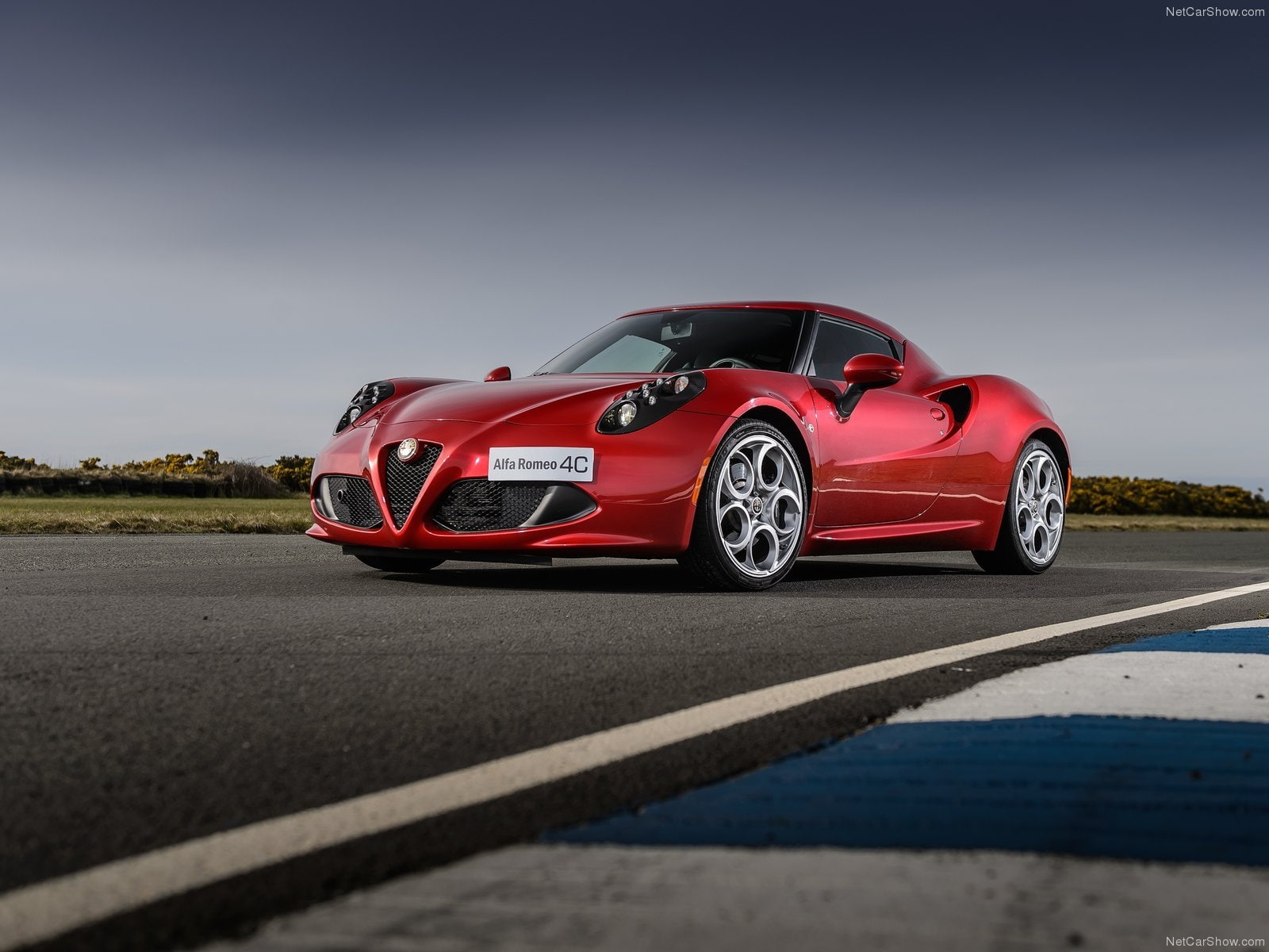 Alfa Romeo Red Sports Car - HD Wallpaper 