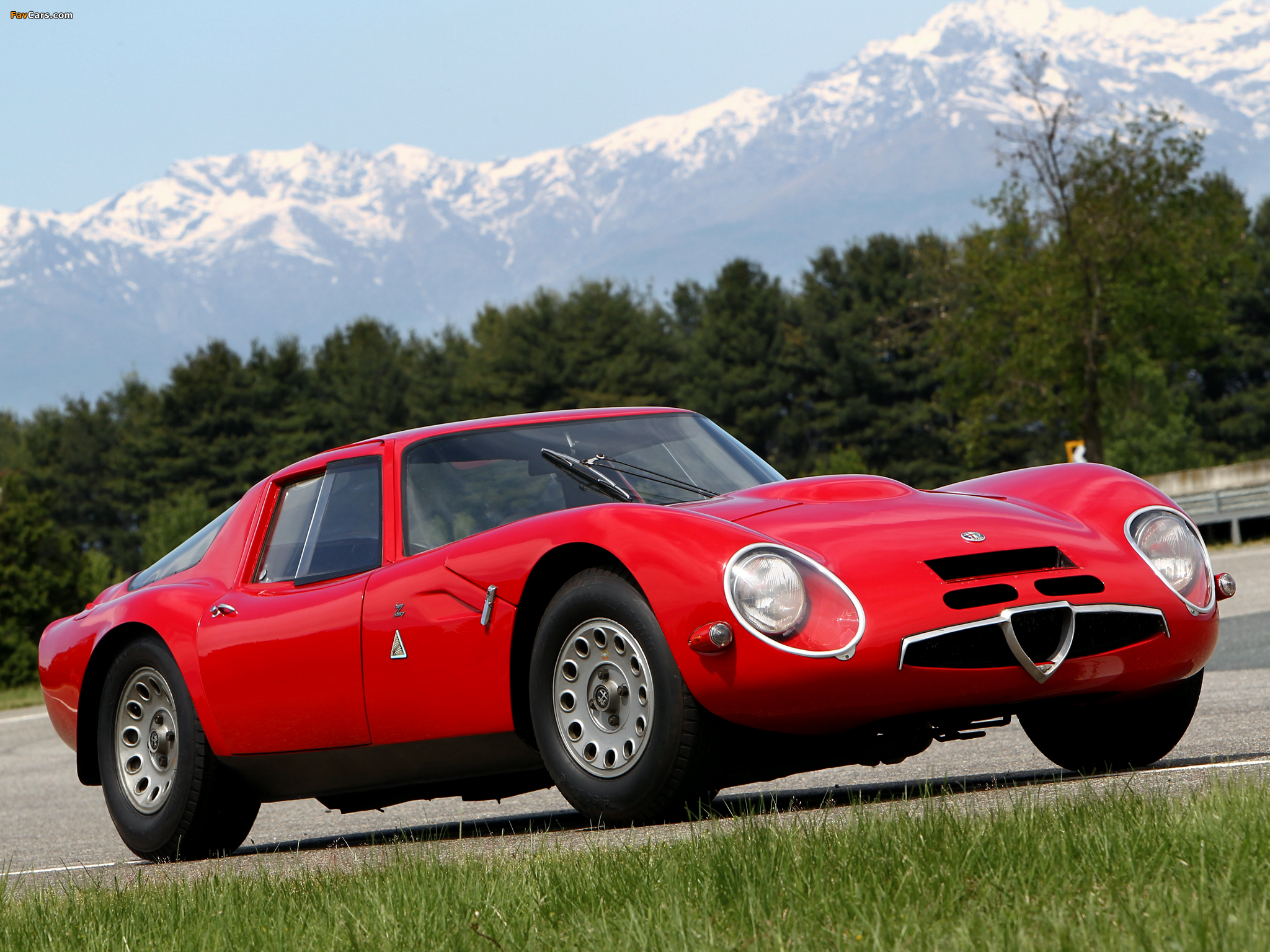 Alfa Romeo Giulia Tz2 105 Wallpapers (2048 X 1536) - Alfa Romeo Flying Saucer - HD Wallpaper 