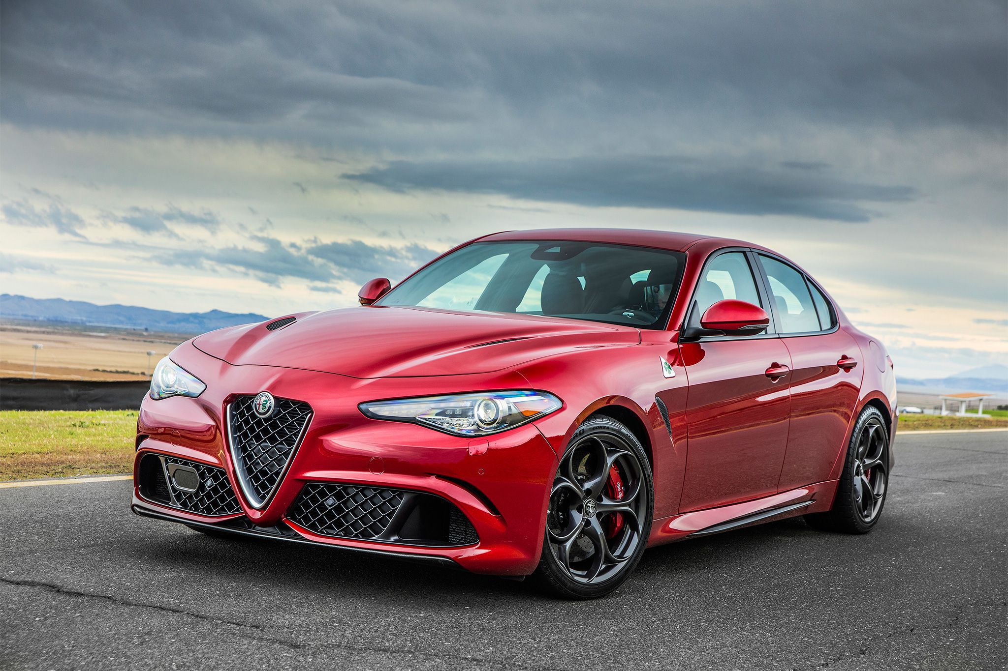 Alfa Romeo Giulia Wallpaper - Alfa Romeo Giulia Red 2018 - HD Wallpaper 