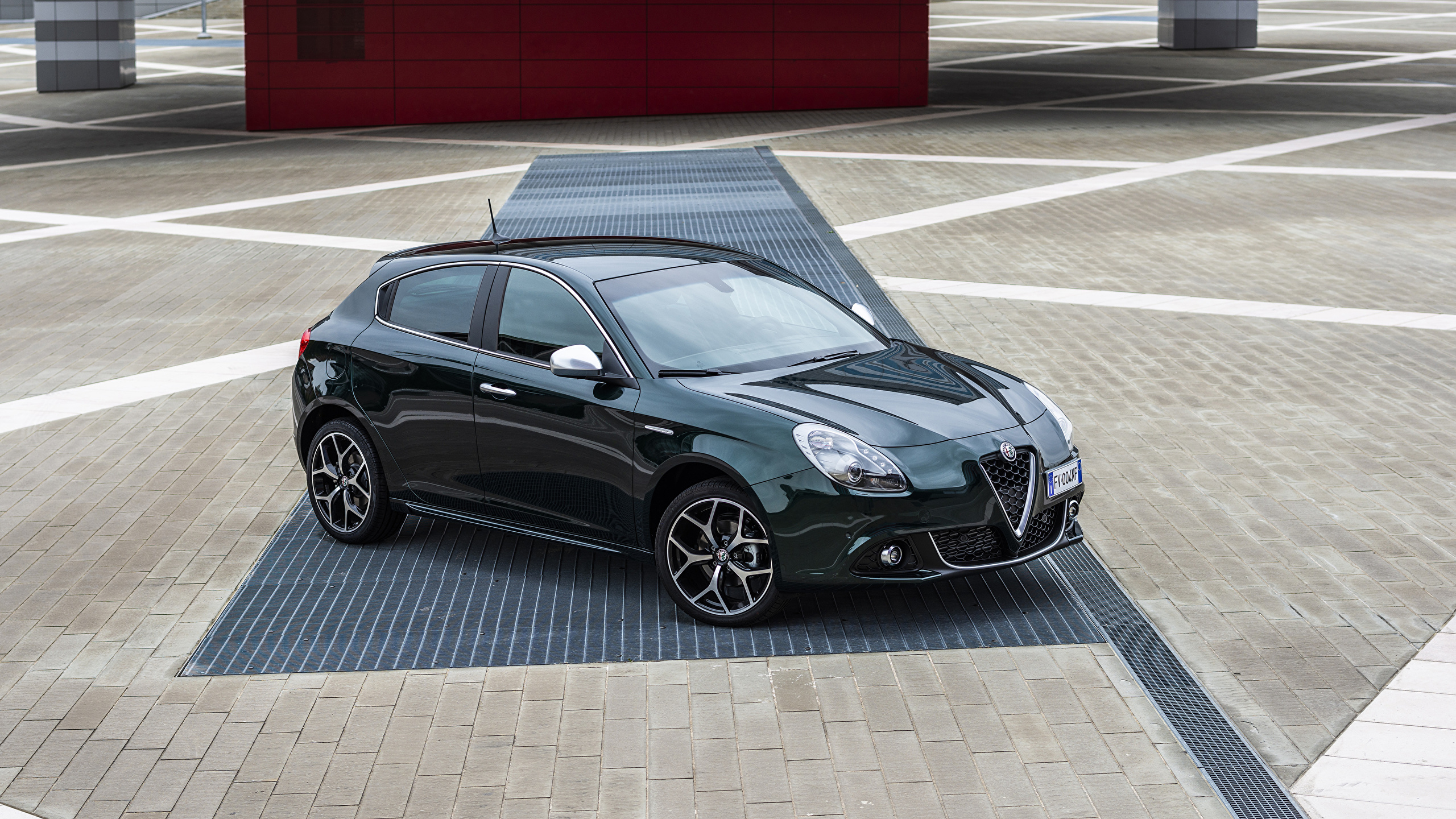 Alfa Romeo Giulietta Green - HD Wallpaper 