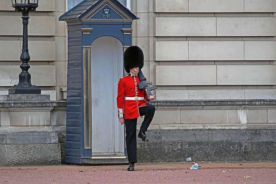 Buckingham Palace Guard, London, England, Royalty, - Buckingham Palace - HD Wallpaper 