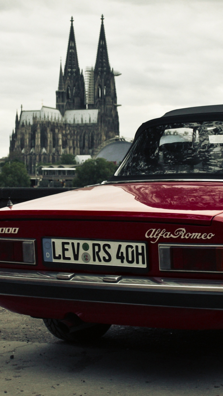Alfa Romeo, Classic, Red Car, Rear, Wallpaper - Cologne Cathedral - HD Wallpaper 