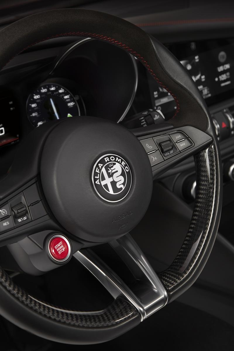 Alfa Romeo Giulia Quadrifoglio Steering Wheel - HD Wallpaper 