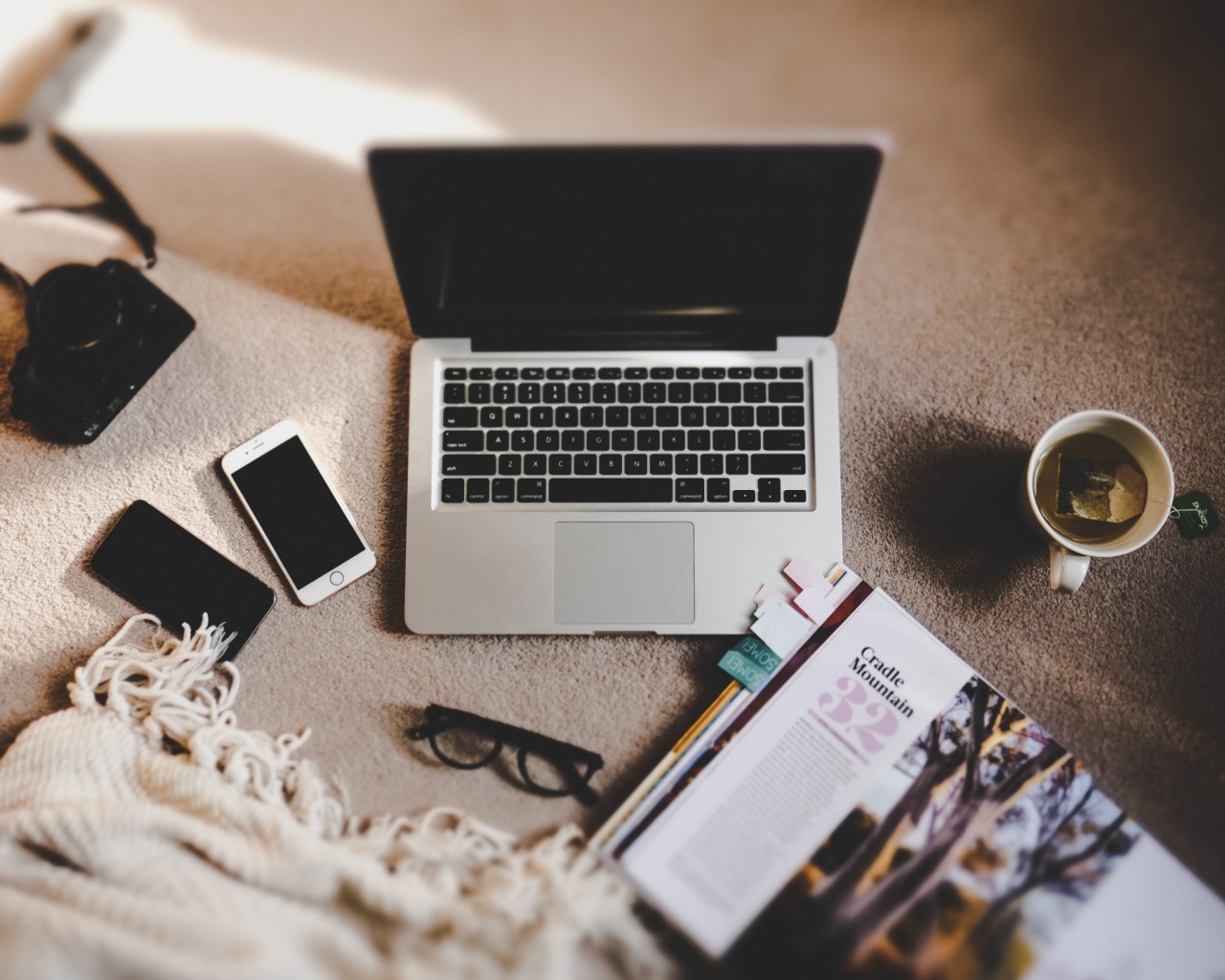 Laptop 2048 X 1152 - HD Wallpaper 