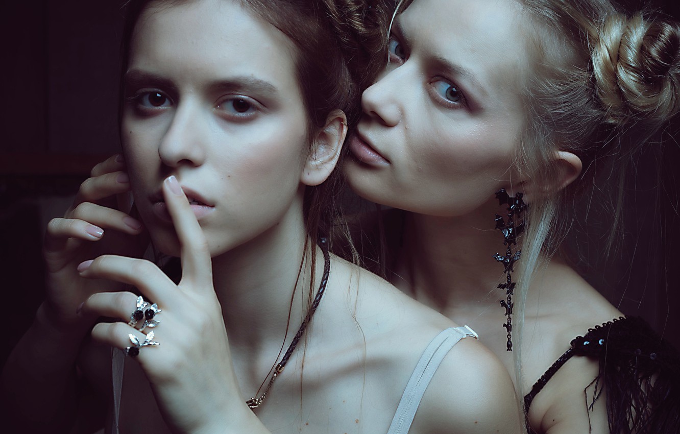 Photo Wallpaper Two Girls, Italy, The Sign Of Silence, - Girl - HD Wallpaper 