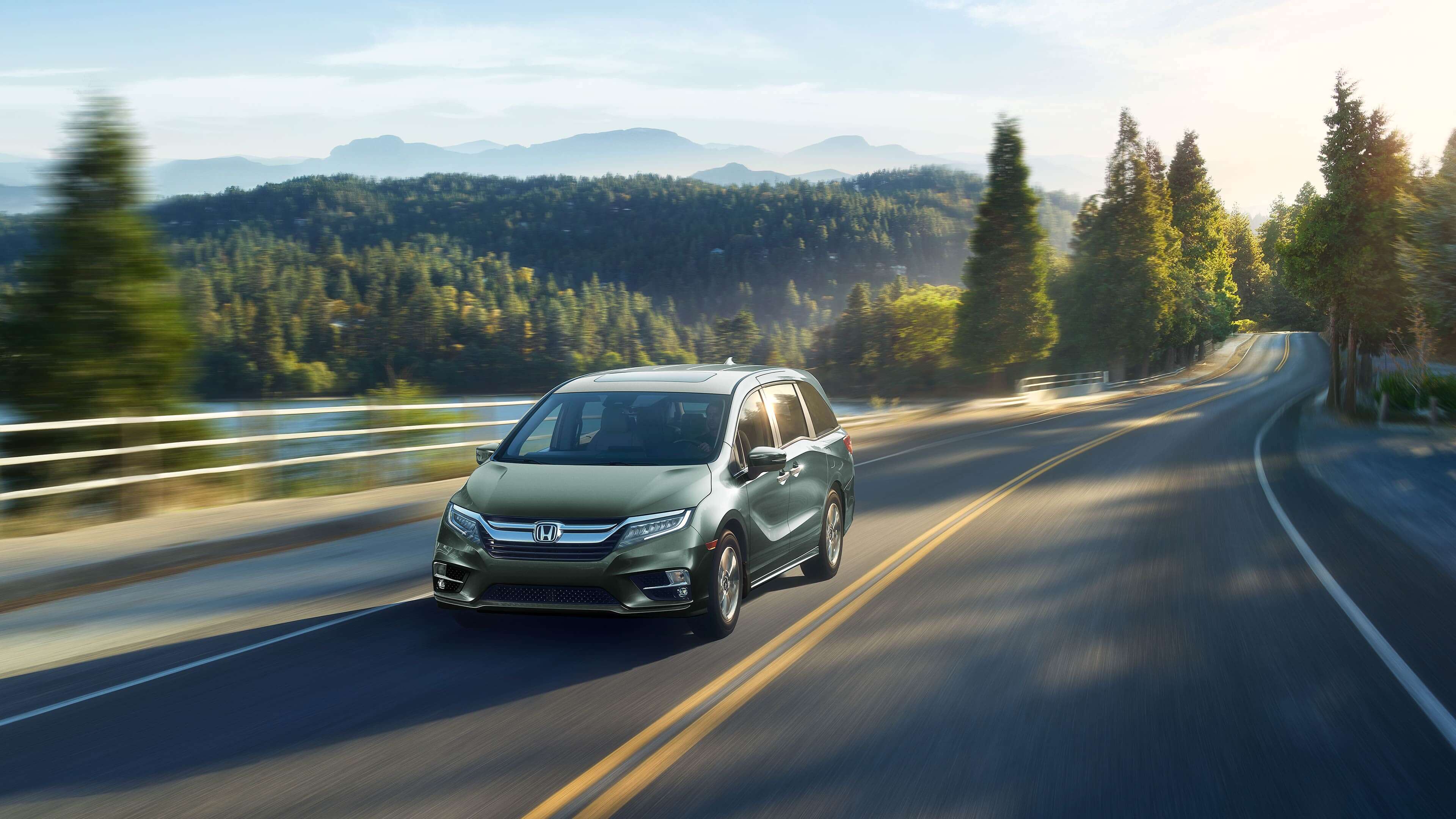 2018 Toyota Sienna Vs Honda Odyssey - HD Wallpaper 