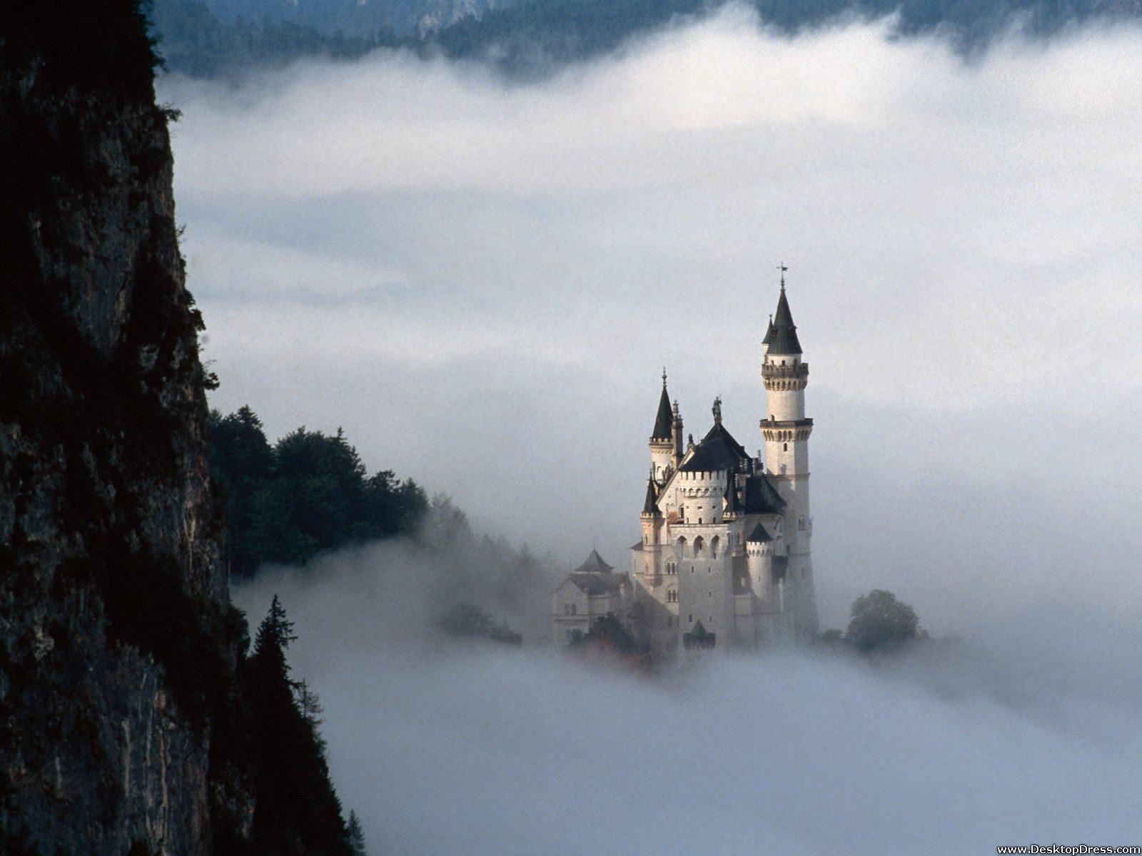 Fairy Tale Fantasy, Neuschwanstein Castle, Bavaria, - Neuschwanstein Castle In The Clouds - HD Wallpaper 