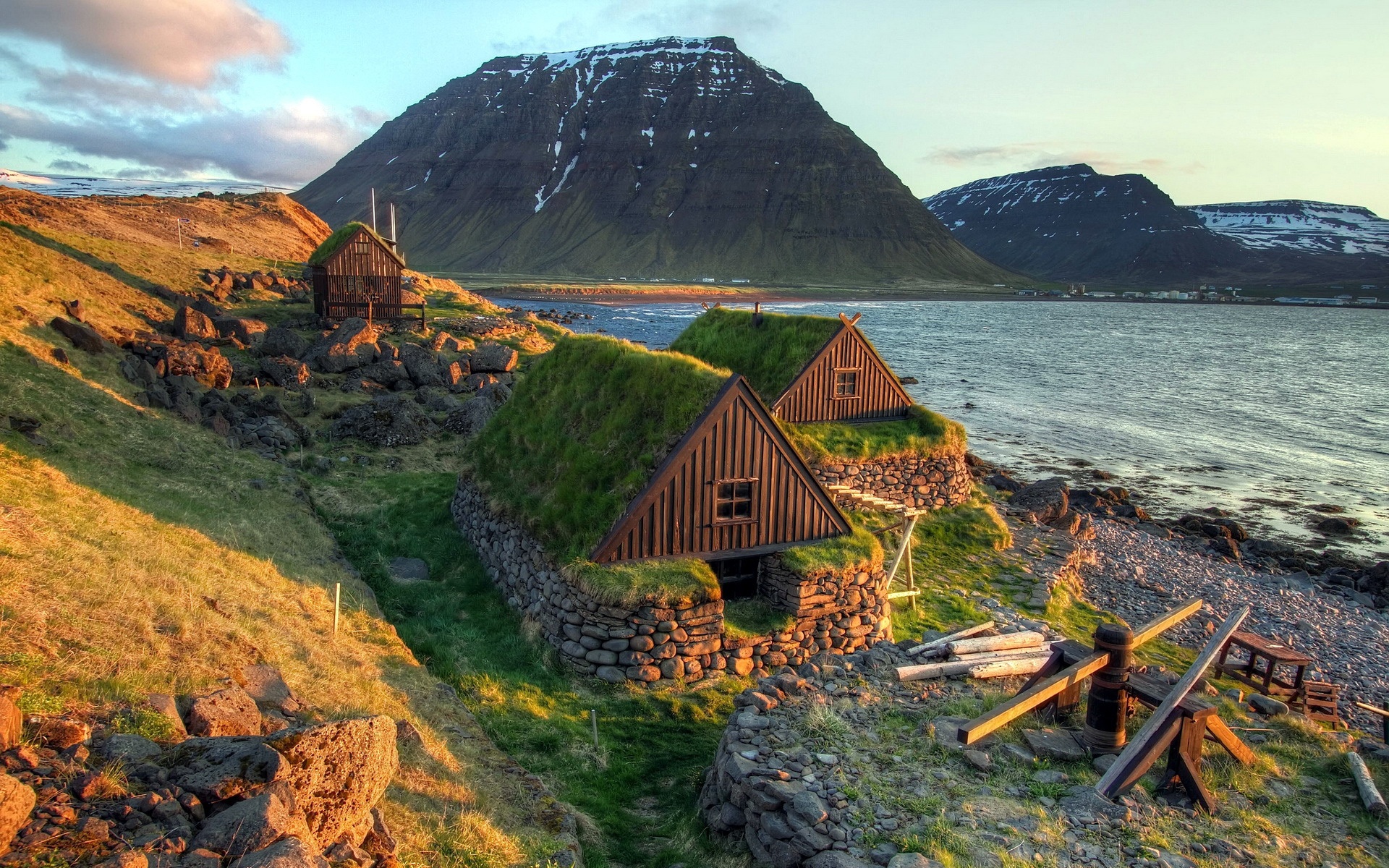 Wallpaper Iceland Landscape, Coast, Sea, Houses, Mountains - Island Landschaft - HD Wallpaper 