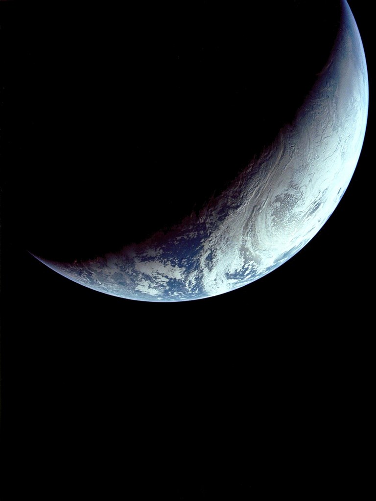 Crescent Earth - HD Wallpaper 