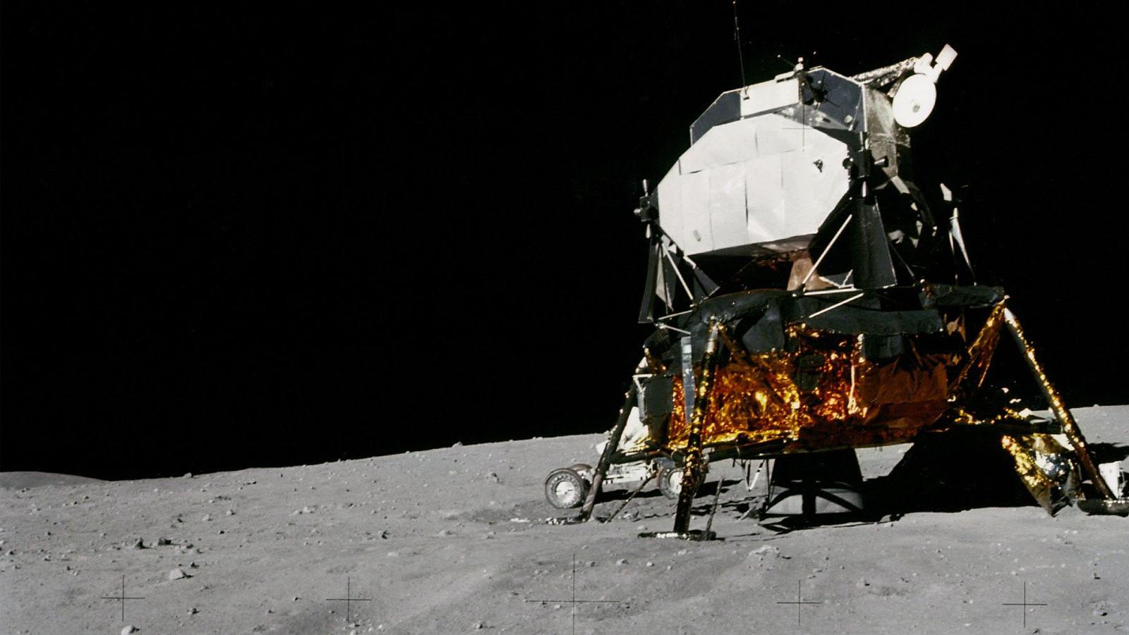 Love Design Ii - Lunar Module Or Homeless Tweaker Shelter - HD Wallpaper 
