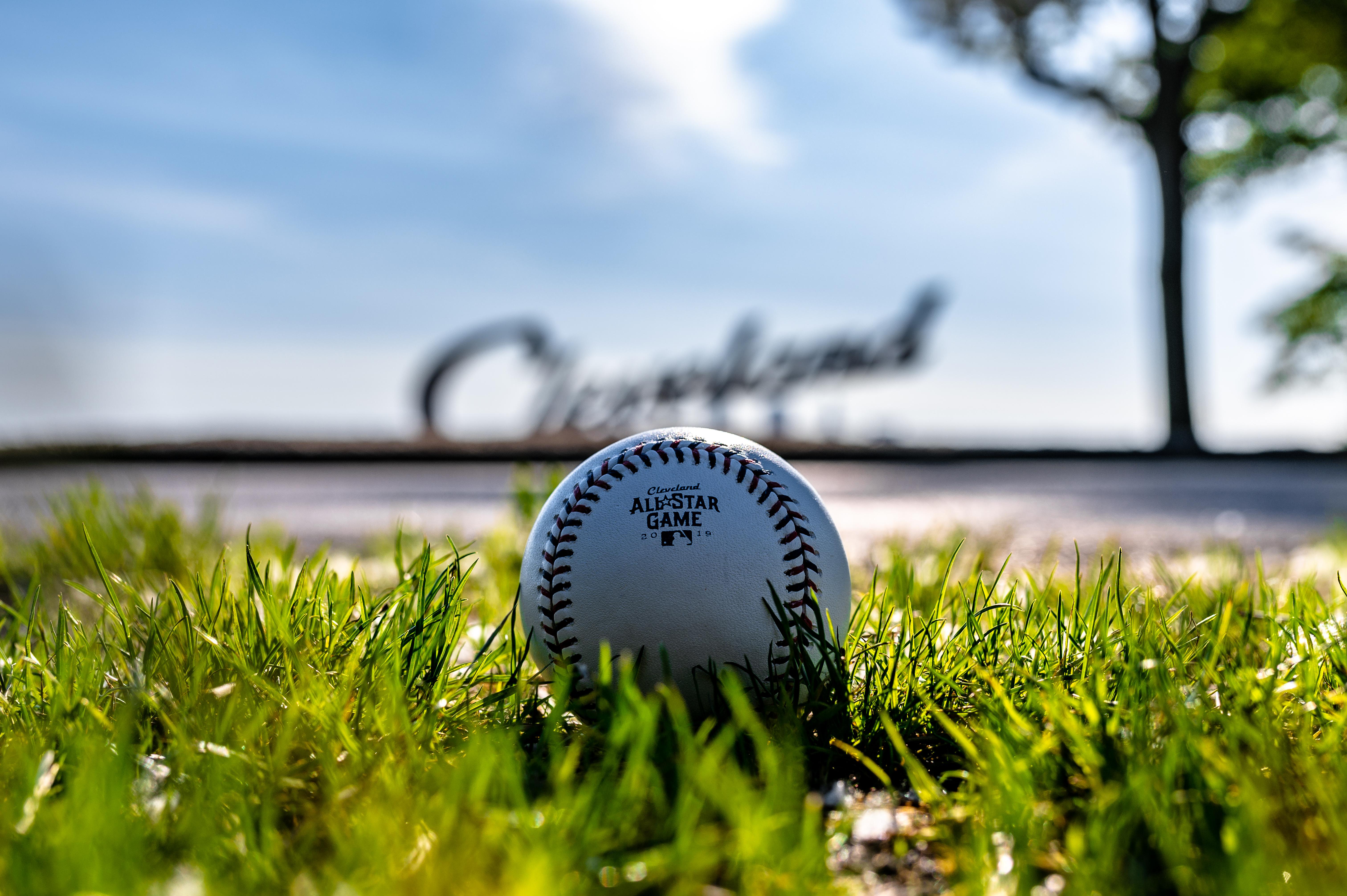 Baseball, Ball, Grass - Baseball Wallpaper Hd - HD Wallpaper 
