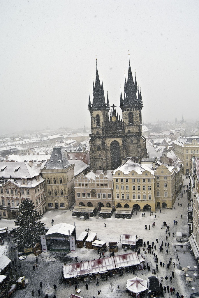 Prague Winter Snow Church Architecture Cathedral City - Old Town Square - HD Wallpaper 