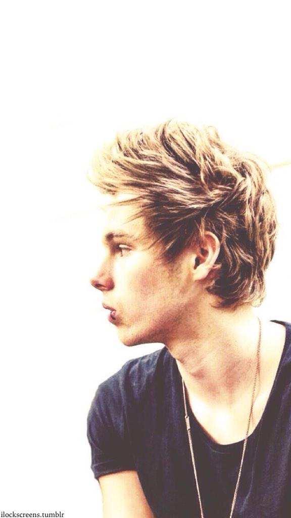 Luke Hemmings From The Side - HD Wallpaper 