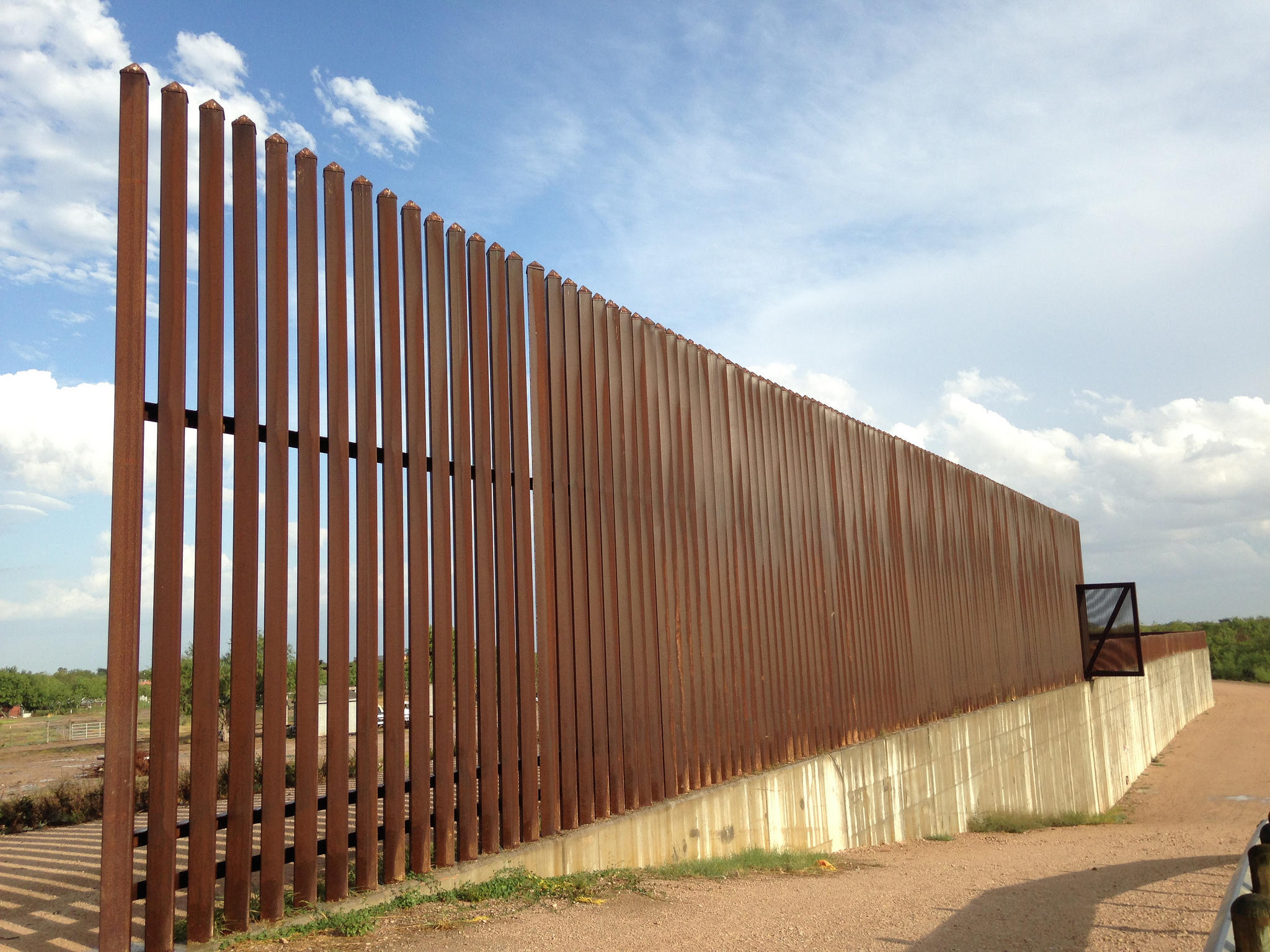 The Border Wall Outside Peã±itas, Texas - Trump Building Border Wall - HD Wallpaper 