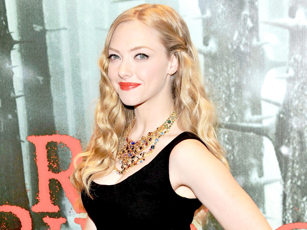 Amanda Seyfried Wallpaper - Amanda Seyfried Red Riding Hood - HD Wallpaper 