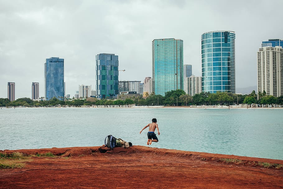 Honolulu, United States, Ala Moana Regional Park, Jump, - Urban Area - HD Wallpaper 