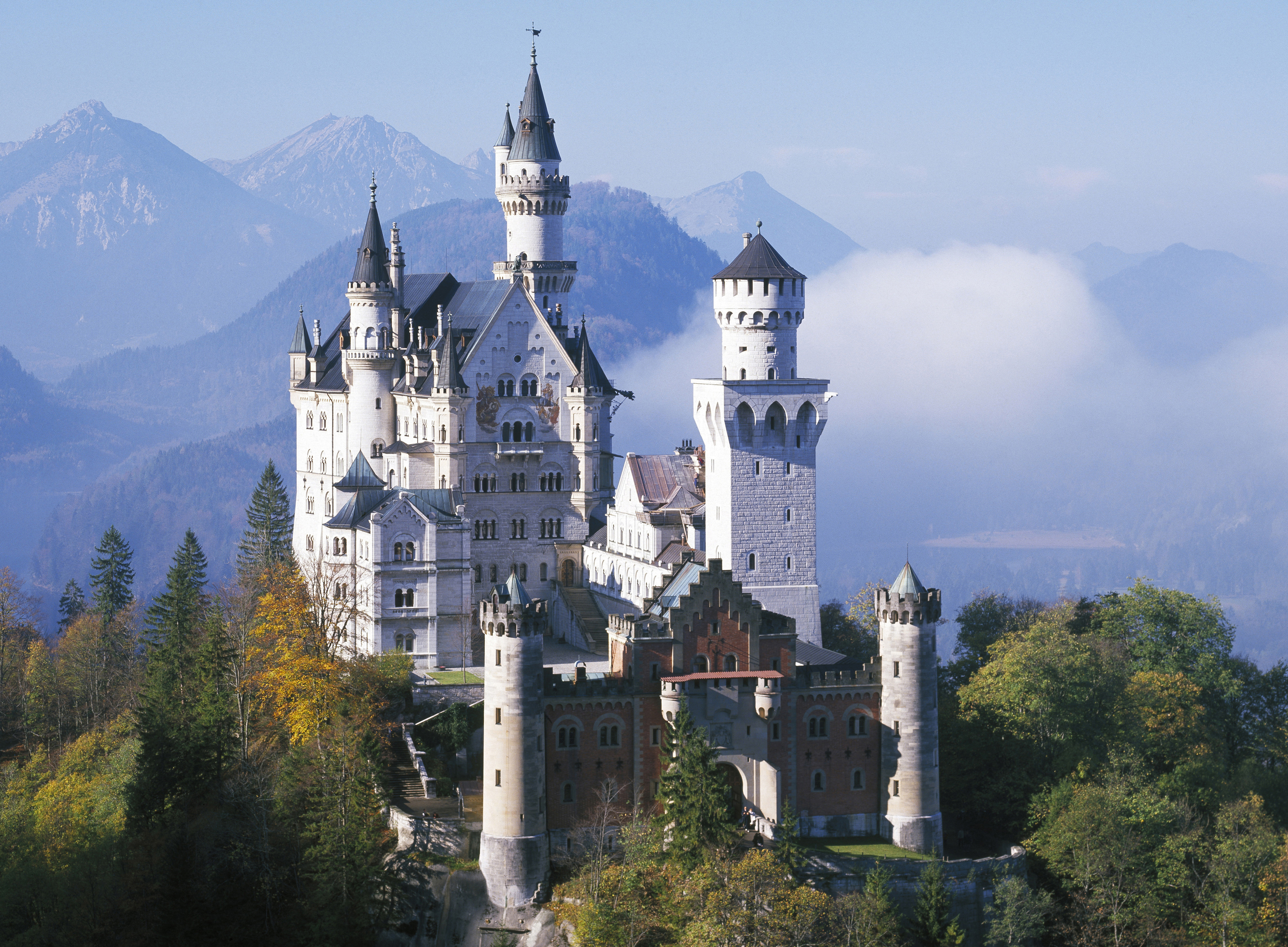 Neuschwanstein Castle Nearest Airport - HD Wallpaper 