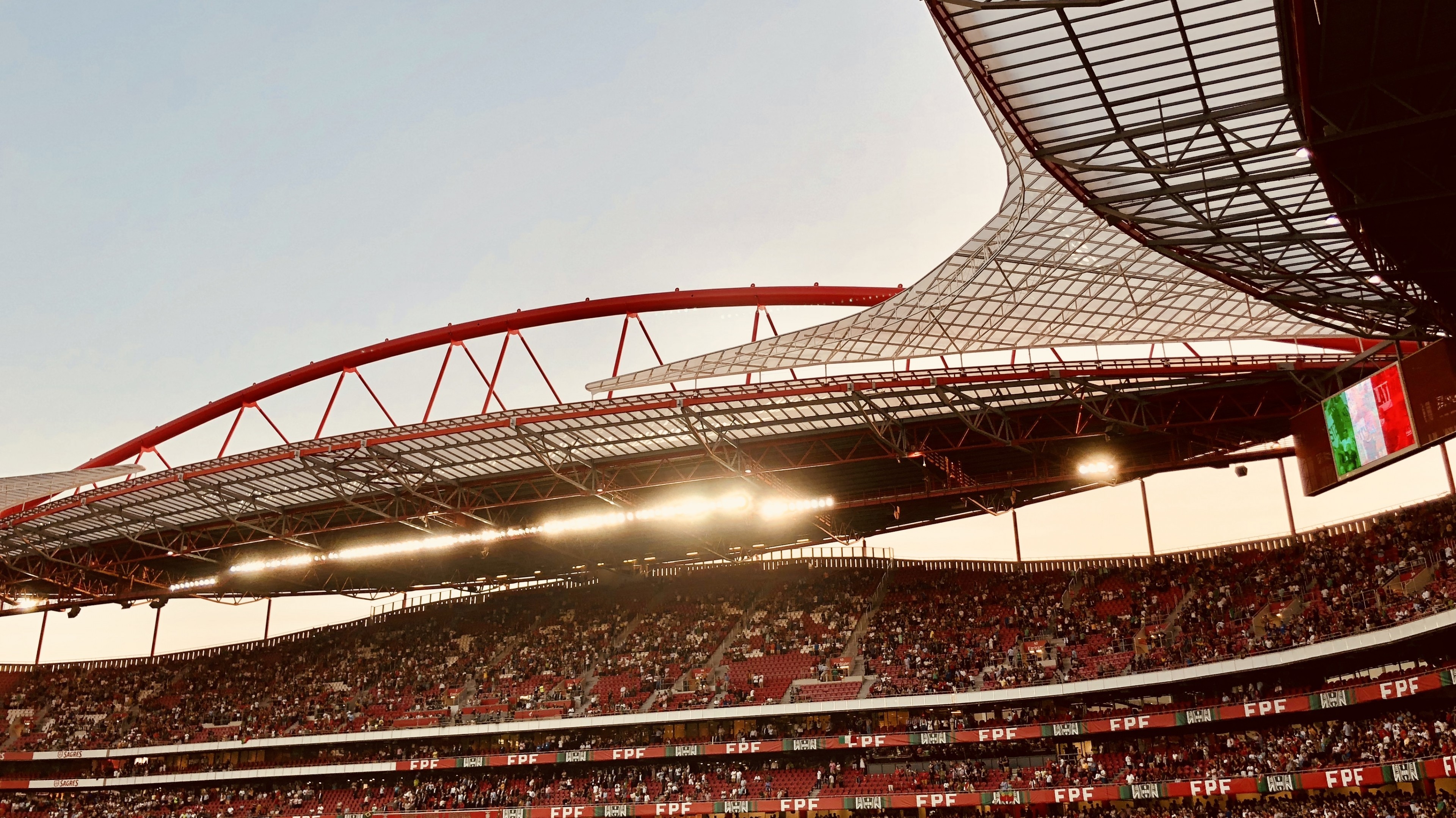 Stadium, Lisbon, Portugal, Crowd, Sky - Portugal - HD Wallpaper 