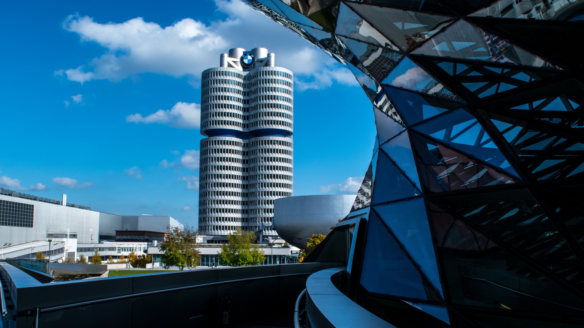 Wallpaper Bmw Skyscraper Munich - Bmw Museum - HD Wallpaper 